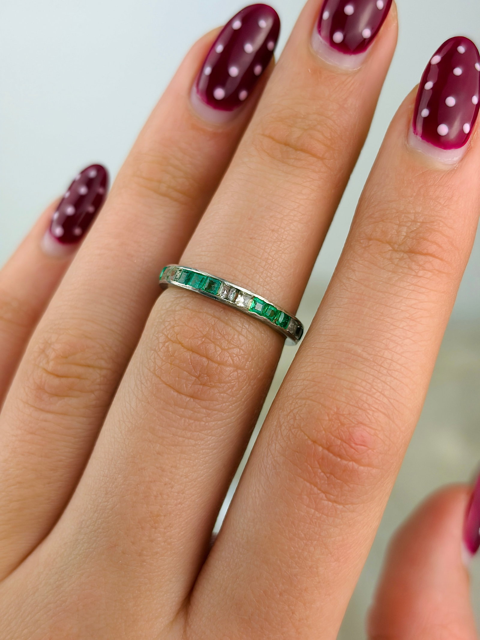 ANTIQUE SILVER EMERALD AND WGITE SAPPHIRE FULL ETERNITY BAND RING - 8