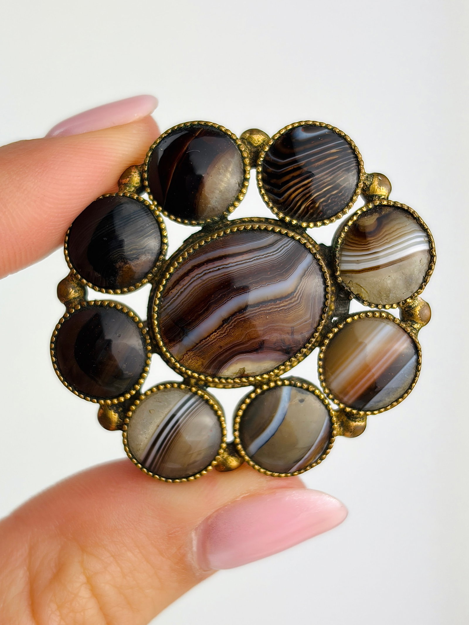 Large Antique Banded Agate Flower Brooch: Large antique banded agate flower brooch Weight: 10.34g Size: 35x37mm Condition: The overall condition is very good Office Use: cz The item will be sent in a gift box. 