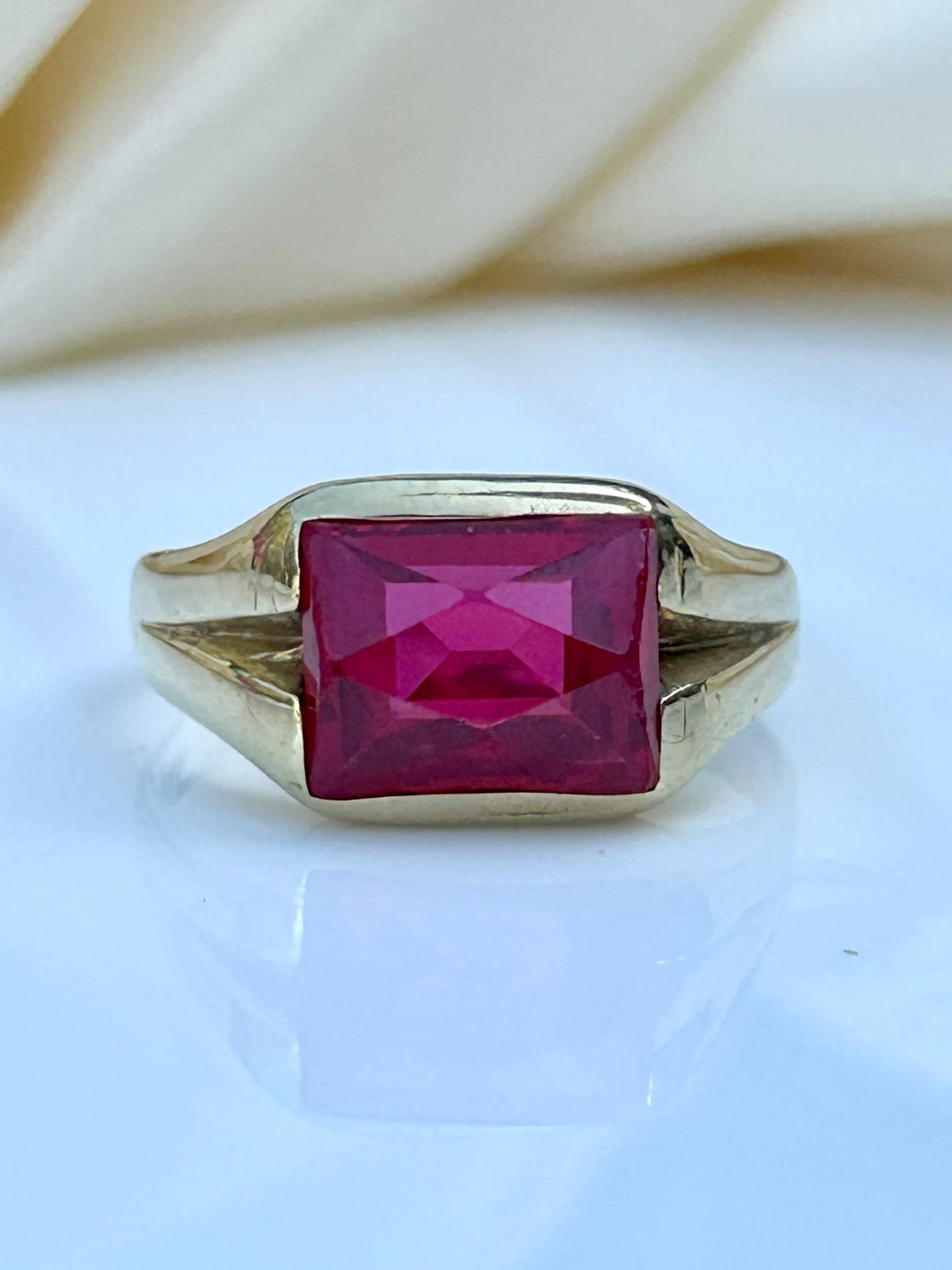 HUGE PINK PASTE 10CT GOLD SIGNET RING: HUGE PINK PASTE 10CT GOLD SIGNET RING BRIGHT PINK SIGNET RING/ CHUNKY DEISGN WEIGHT : 5.05G RING SIZE : UK S / 9.5 OFFICE USE : DZZ