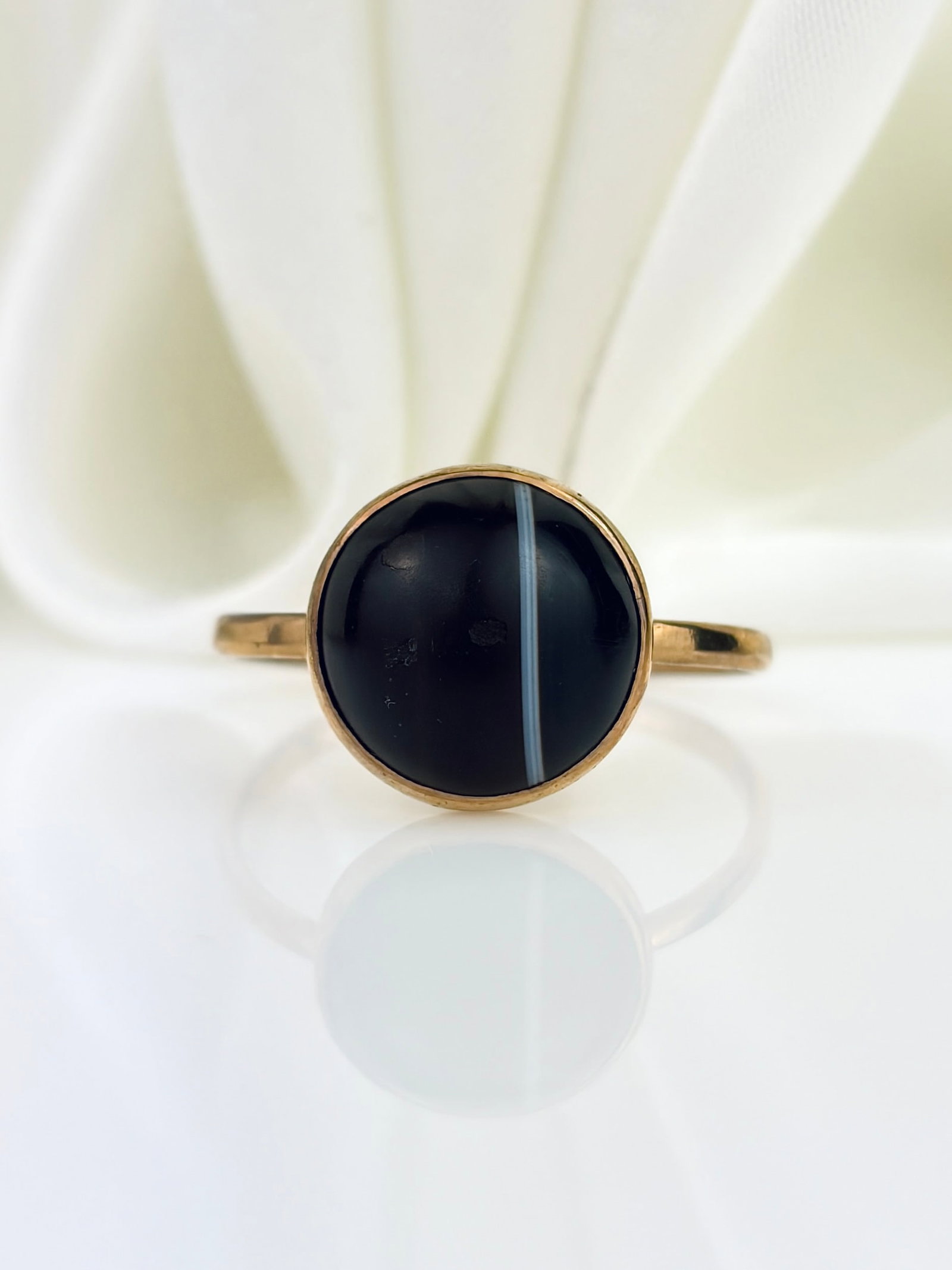 ANTIQUE BANDED AGATE 9CT YELLOW GOLD RING: ANTIQUE BANDED AGATE 9CT YELLOW GOLD RING Weight: 2.58g Size: UK V1/2, Head of ring 12x12mm, height off finger 5mm Materials: 9ct gold Hallmarks: None present Condition: Very good
