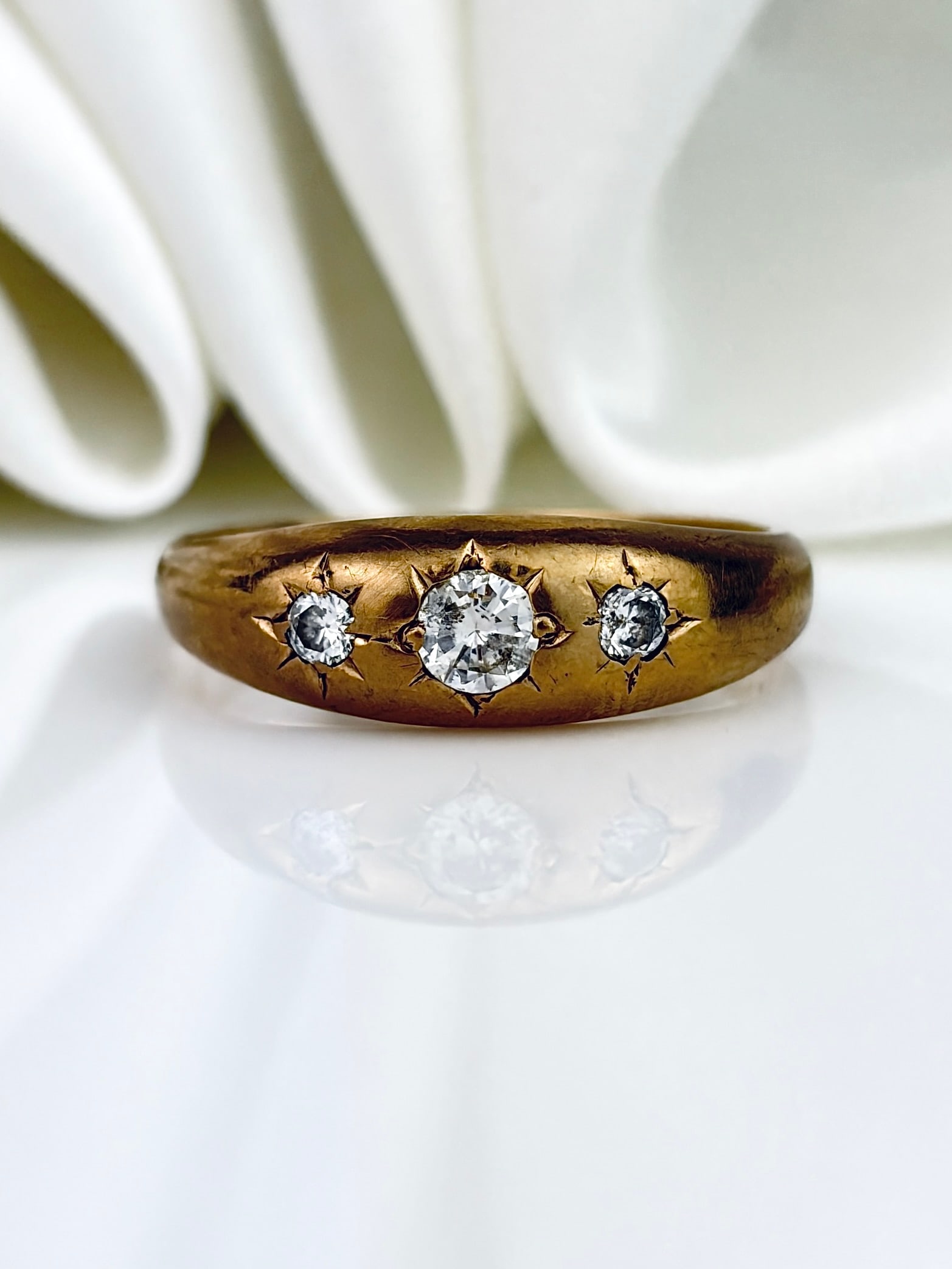 CHUNKY & HEAVY 9CT GOLD DIAMOND 3 STONE STARBURST RING (1 of 10)