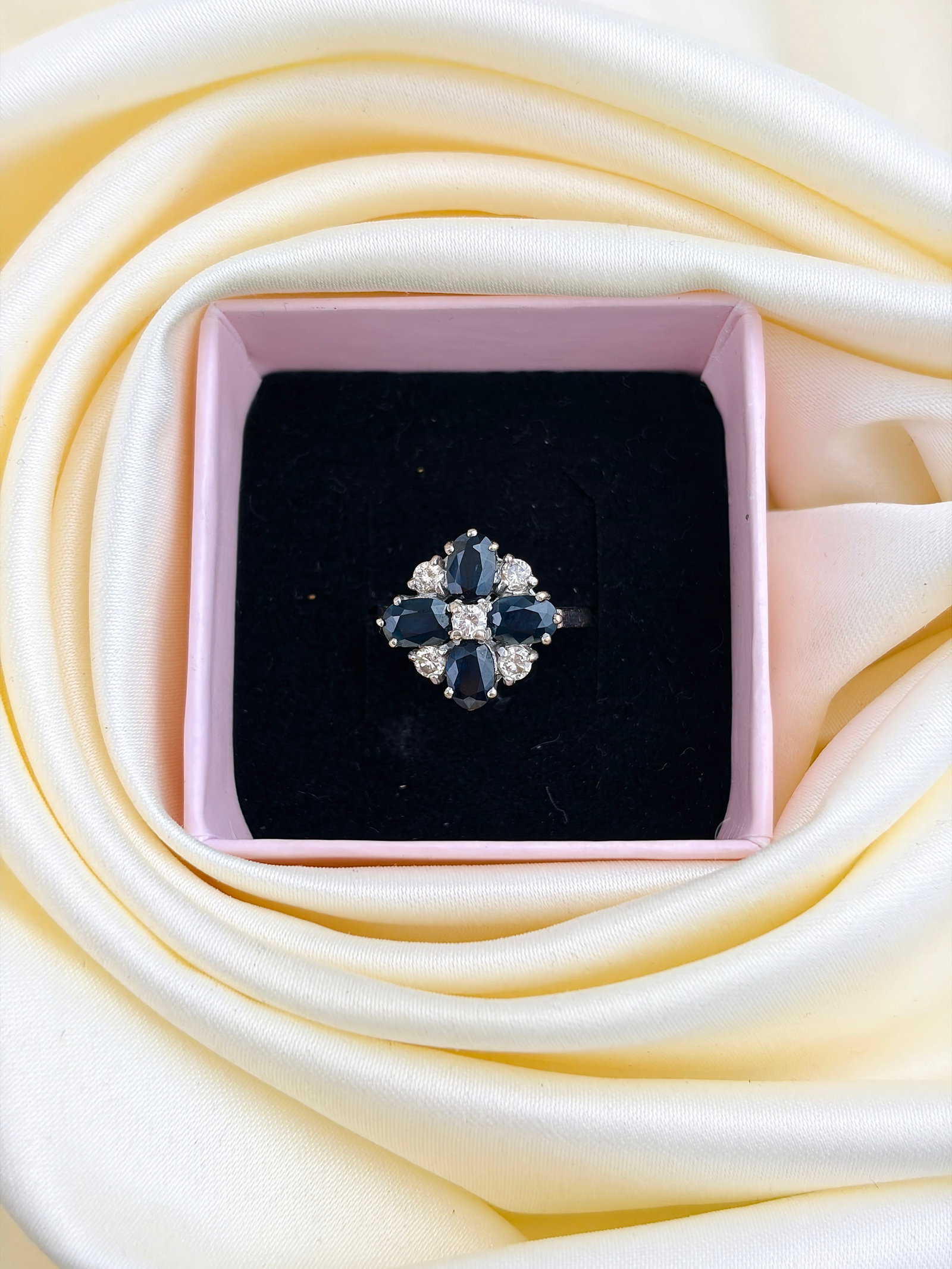 VINTAGE SAPPHIRE AND DIAMOND FLOWER CLUSTER RING IN 18CT WHITE GOLD - 9