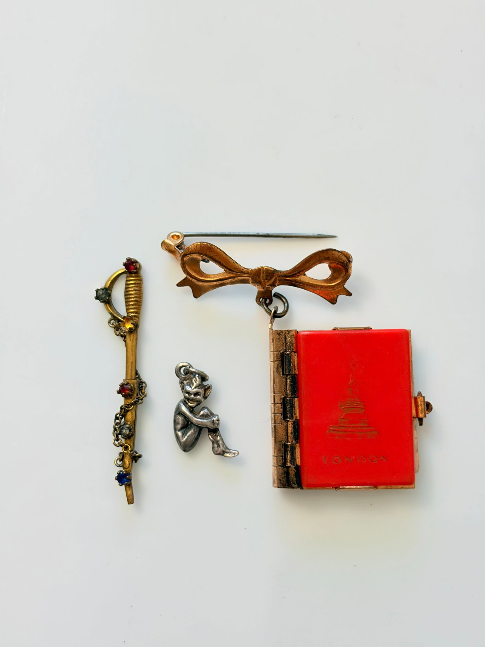 MIXED LOT- BOOK OF LONDON LOCKET, BROOCHES ETC: MIXED LOT- BOOK OF LONDON LOCKET, BROOCHES ETC