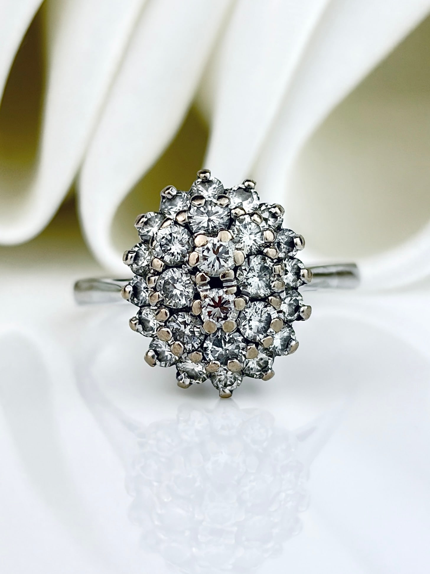 VINTAGE C.1981 18CT WHITE GOLD DIAMOND CLUSTER RING (1 of 10)