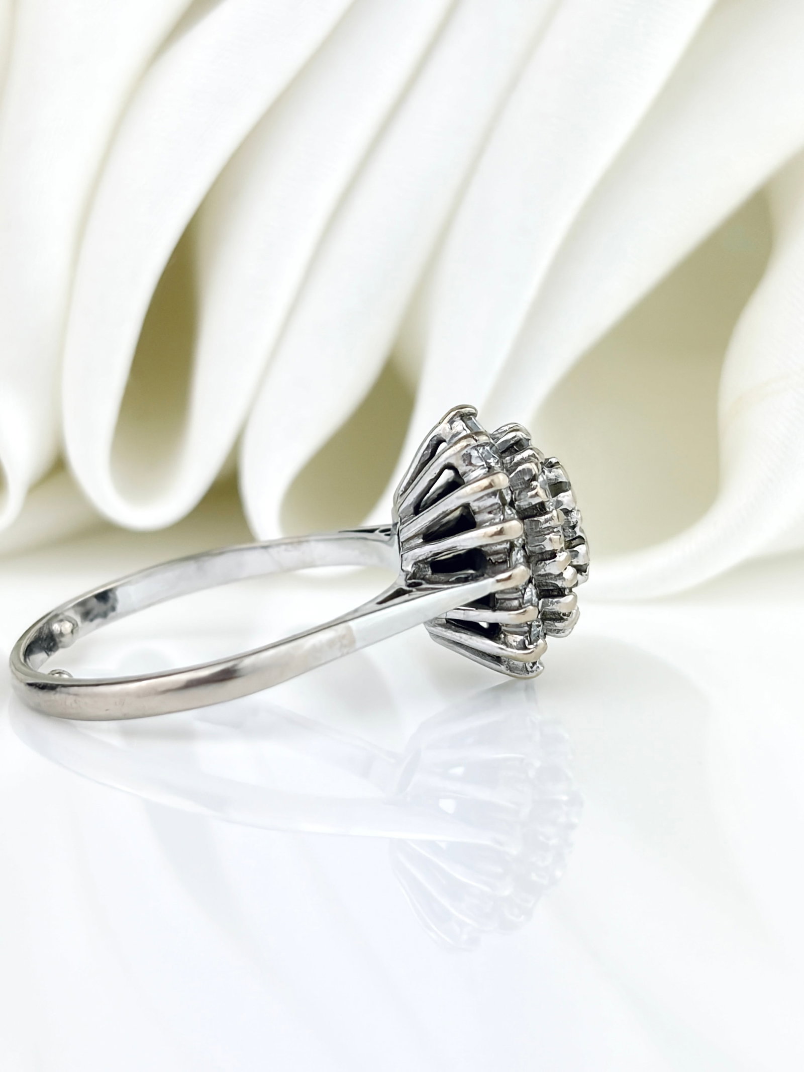 VINTAGE C.1981 18CT WHITE GOLD DIAMOND CLUSTER RING - 2