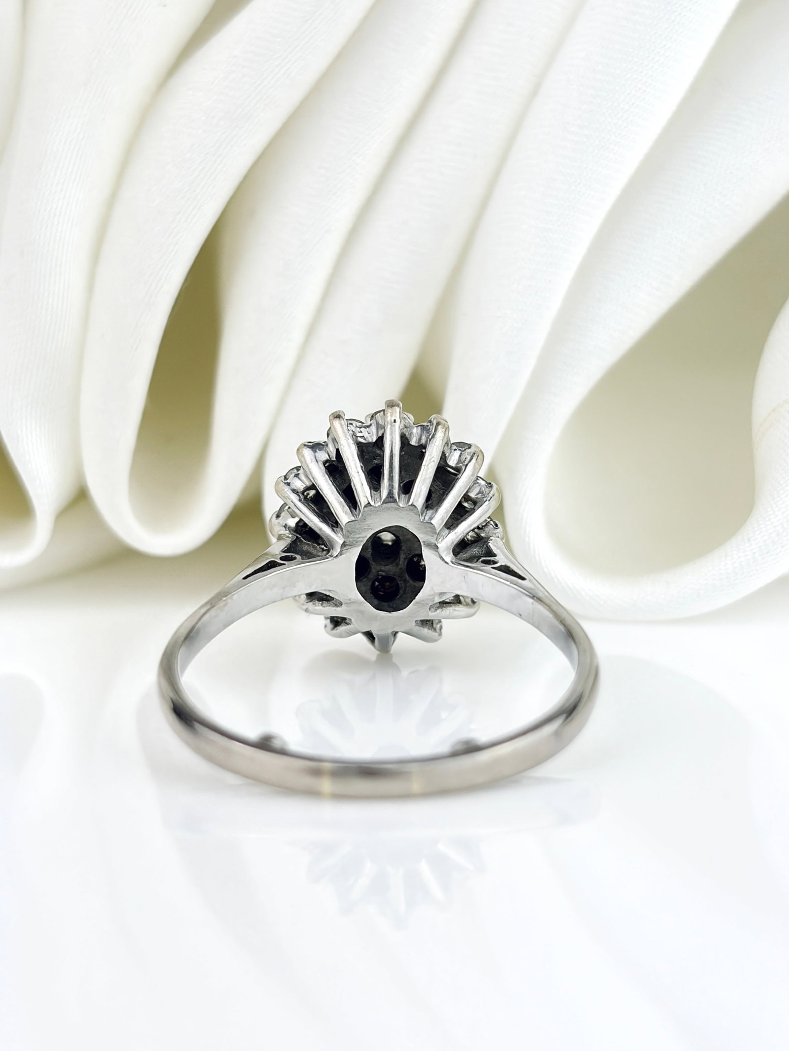 VINTAGE C.1981 18CT WHITE GOLD DIAMOND CLUSTER RING - 3