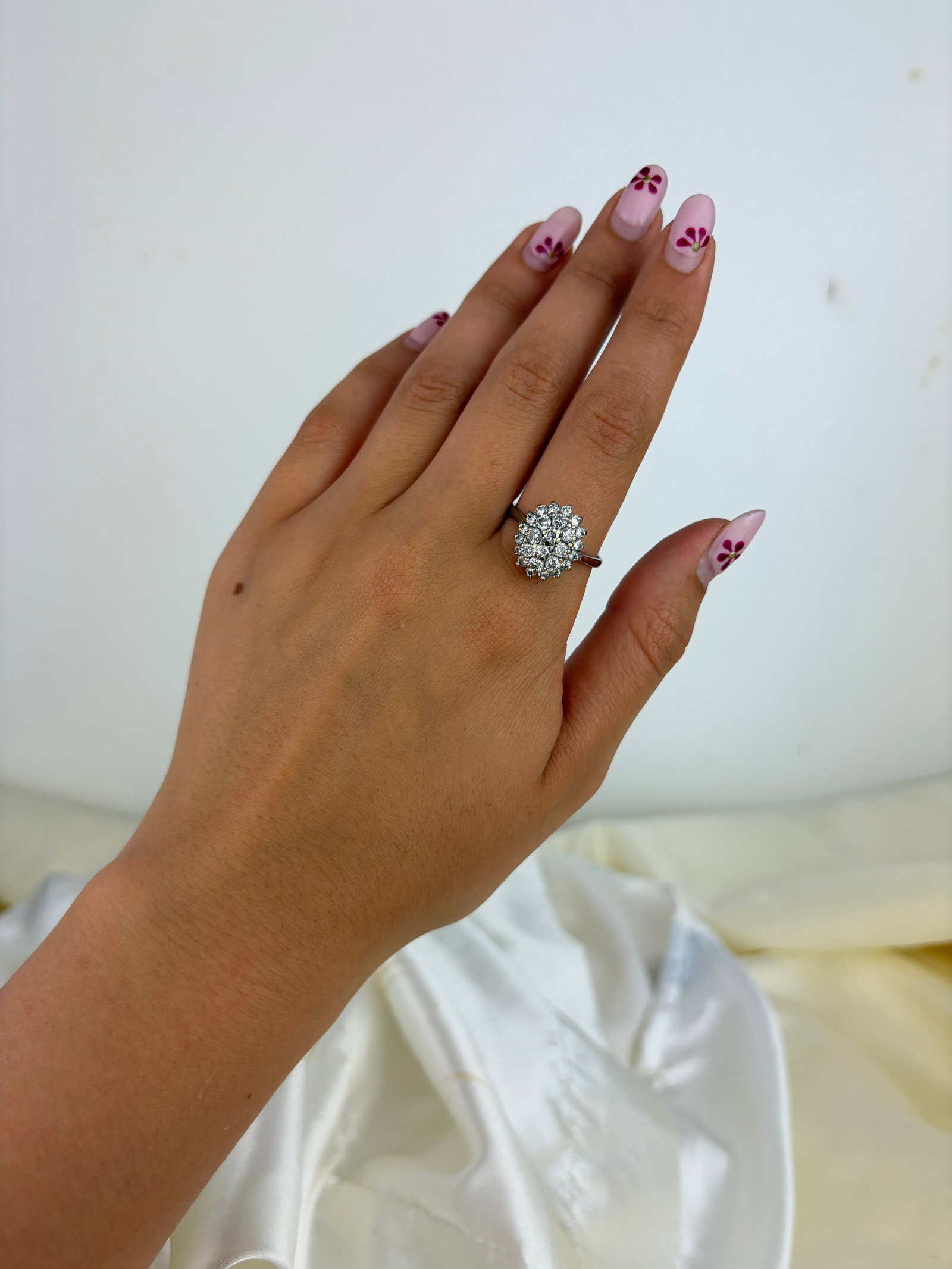VINTAGE C.1981 18CT WHITE GOLD DIAMOND CLUSTER RING - 7