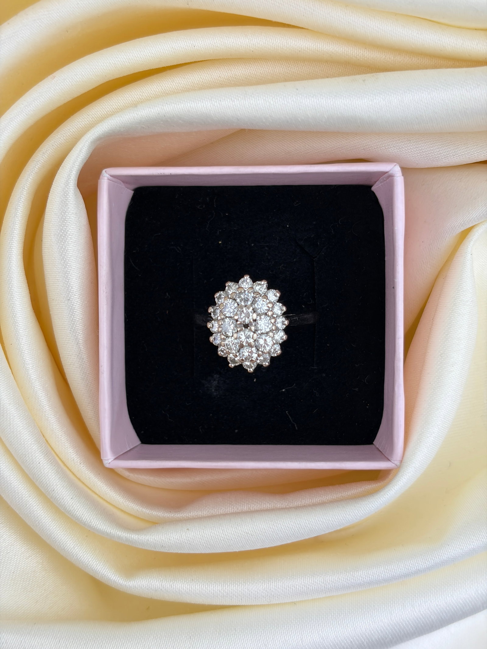 VINTAGE C.1981 18CT WHITE GOLD DIAMOND CLUSTER RING - 9