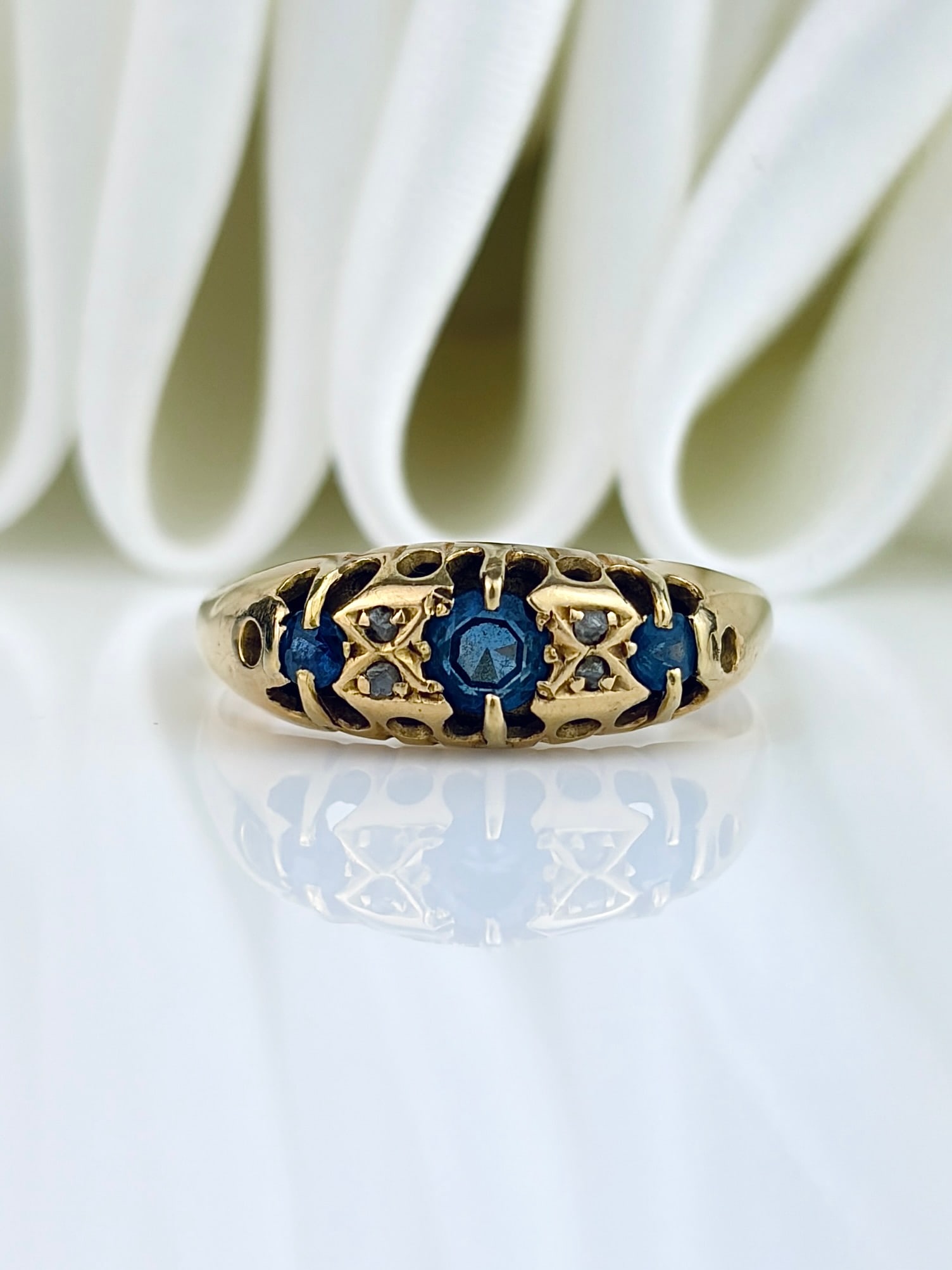 ANTIQUE C.1923 18CT YELLOW GOLD SAPPHIRE AND DIAMOND 5 STONE RING: ANTIQUE C.1923 18CT YELLOW GOLD SAPPHIRE AND DIAMOND 5 STONE RING A truly charming ring!