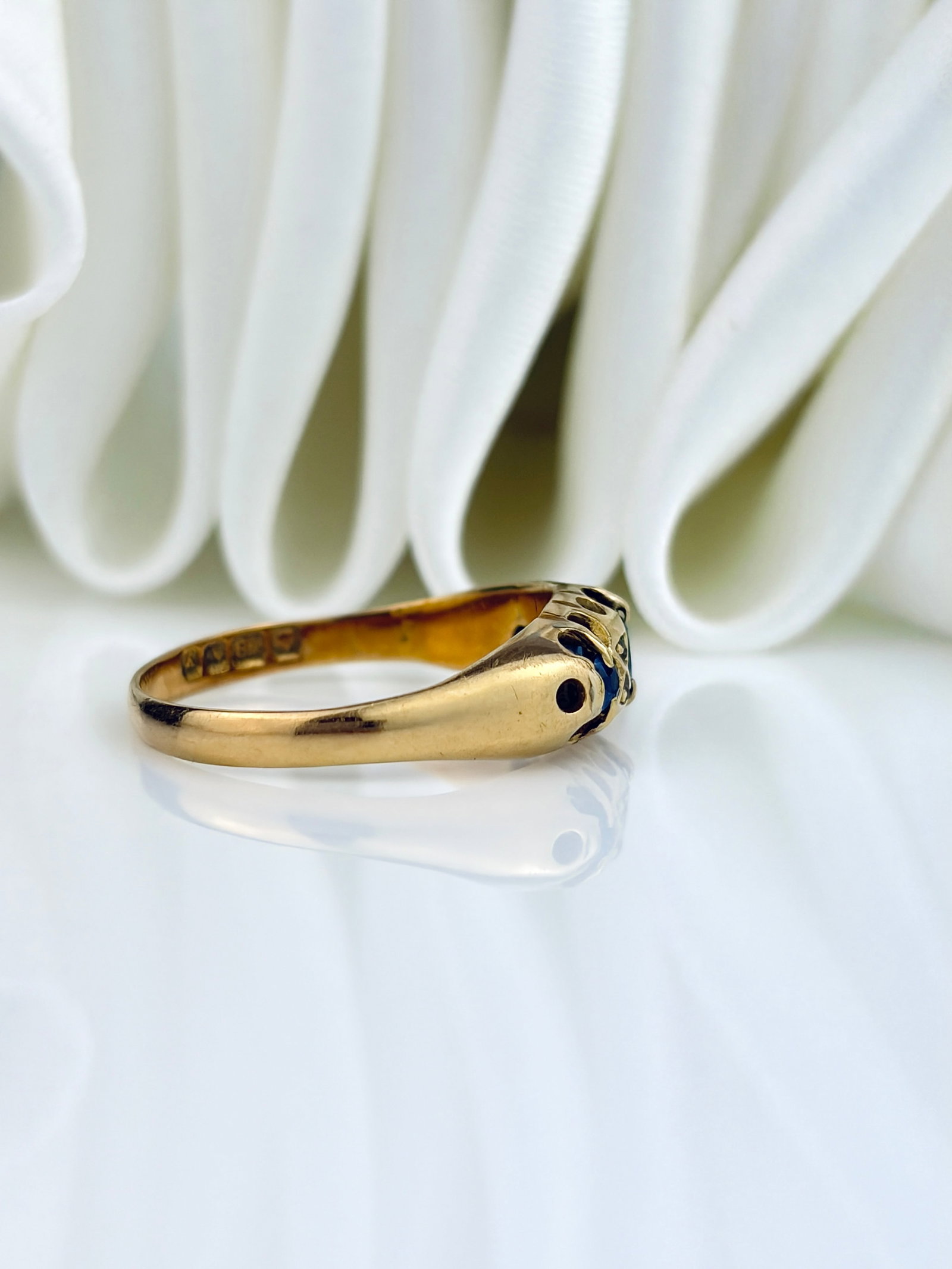 ANTIQUE C.1923 18CT YELLOW GOLD SAPPHIRE AND DIAMOND 5 STONE RING - 2