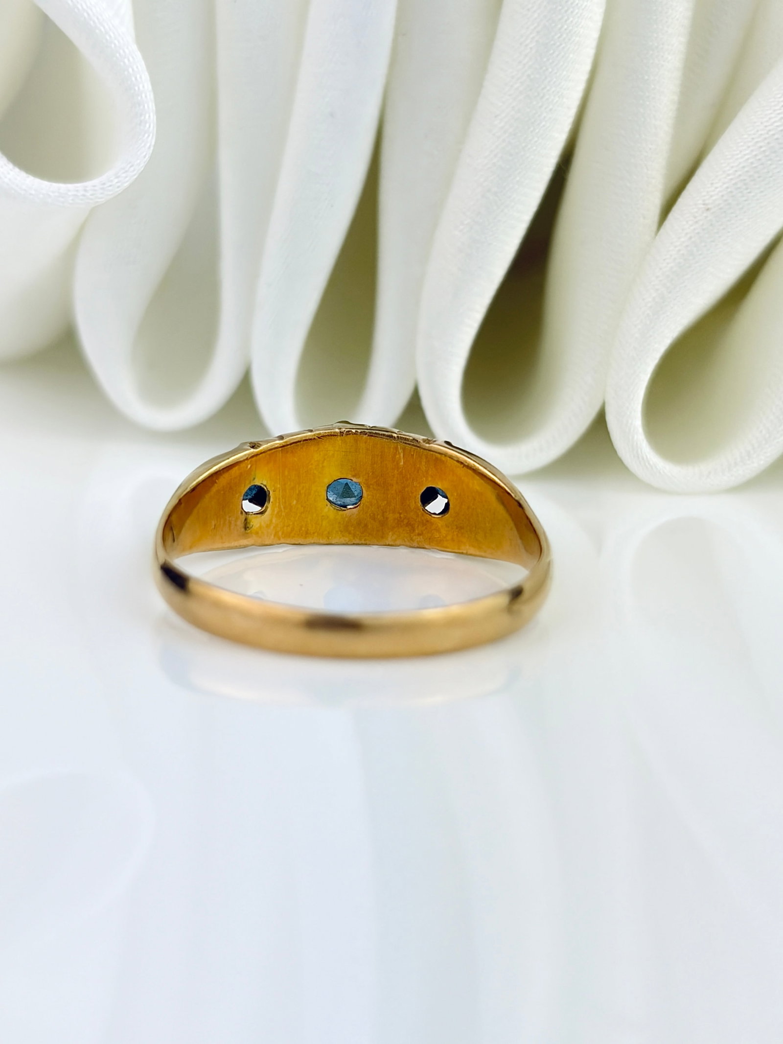 ANTIQUE C.1923 18CT YELLOW GOLD SAPPHIRE AND DIAMOND 5 STONE RING - 3