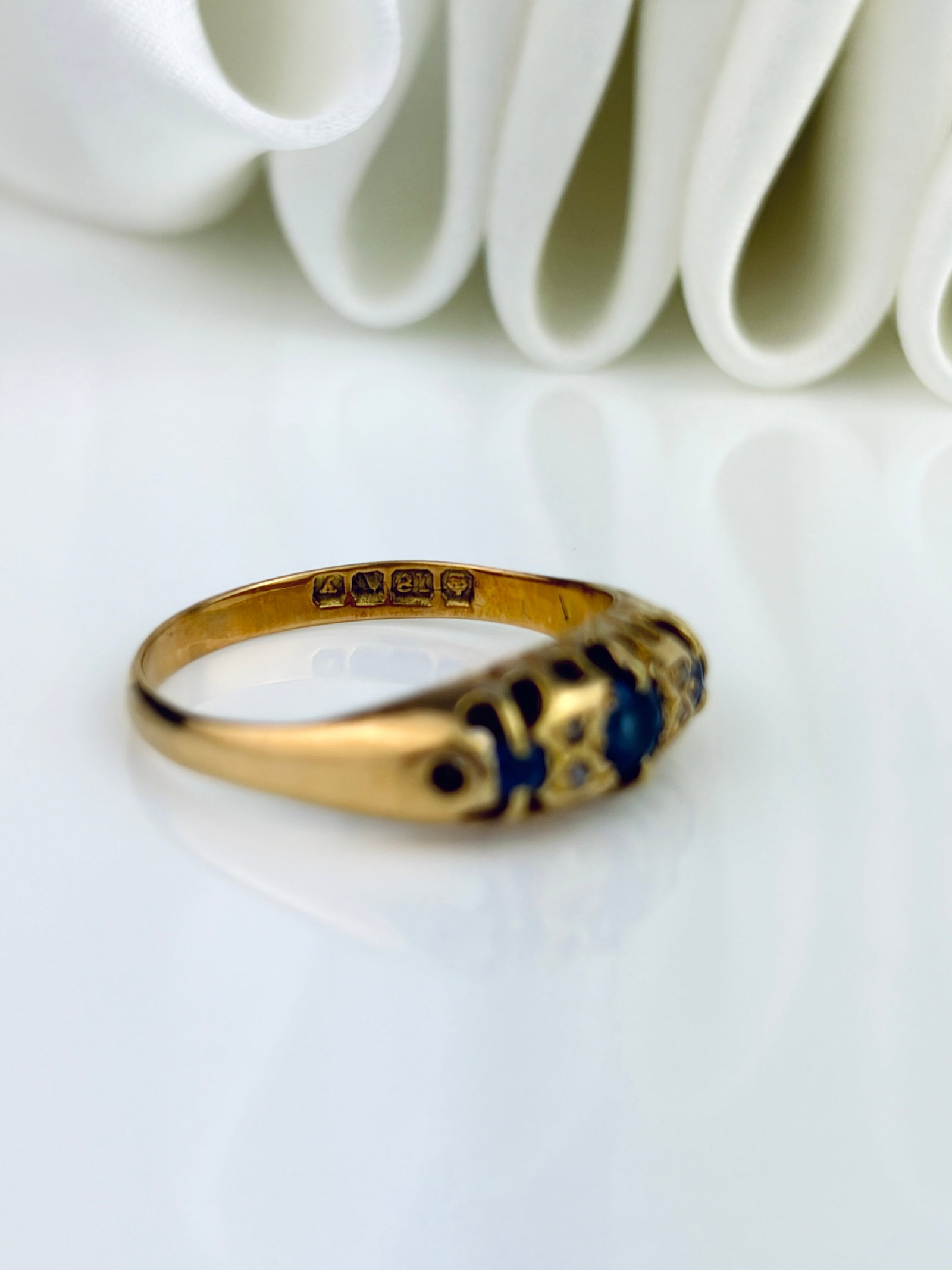 ANTIQUE C.1923 18CT YELLOW GOLD SAPPHIRE AND DIAMOND 5 STONE RING - 4