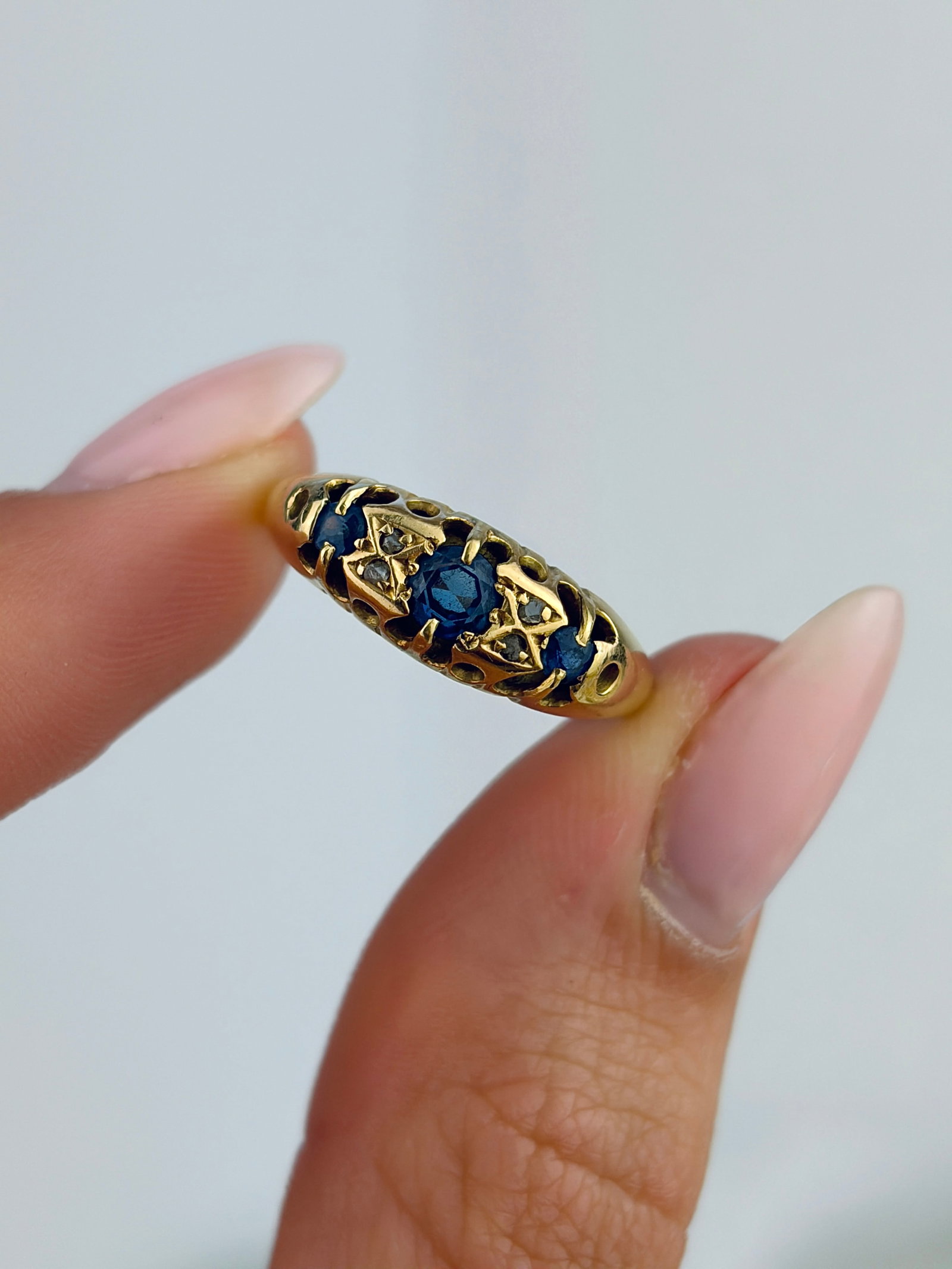 ANTIQUE C.1923 18CT YELLOW GOLD SAPPHIRE AND DIAMOND 5 STONE RING - 5