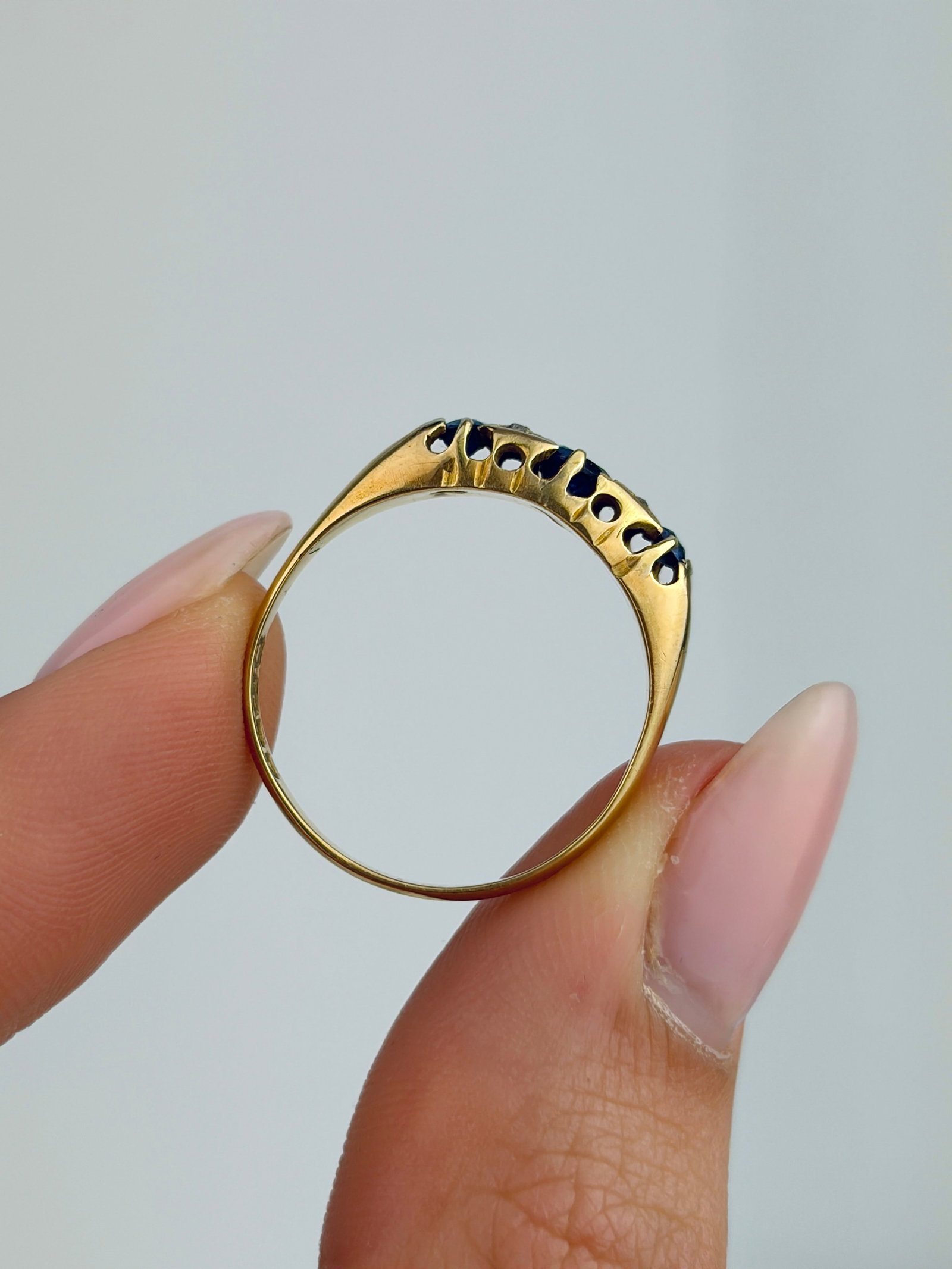 ANTIQUE C.1923 18CT YELLOW GOLD SAPPHIRE AND DIAMOND 5 STONE RING - 6