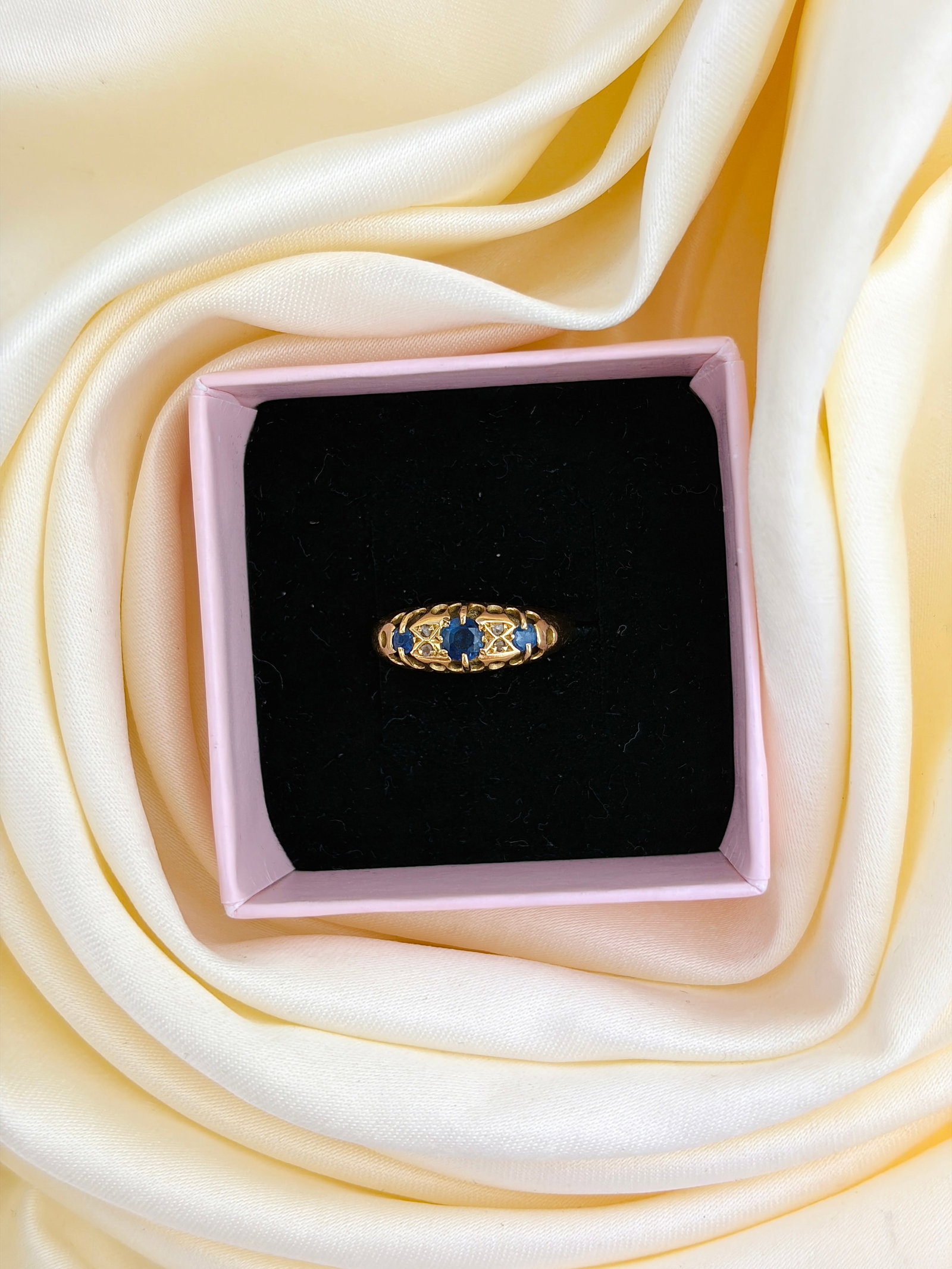 ANTIQUE C.1923 18CT YELLOW GOLD SAPPHIRE AND DIAMOND 5 STONE RING - 7