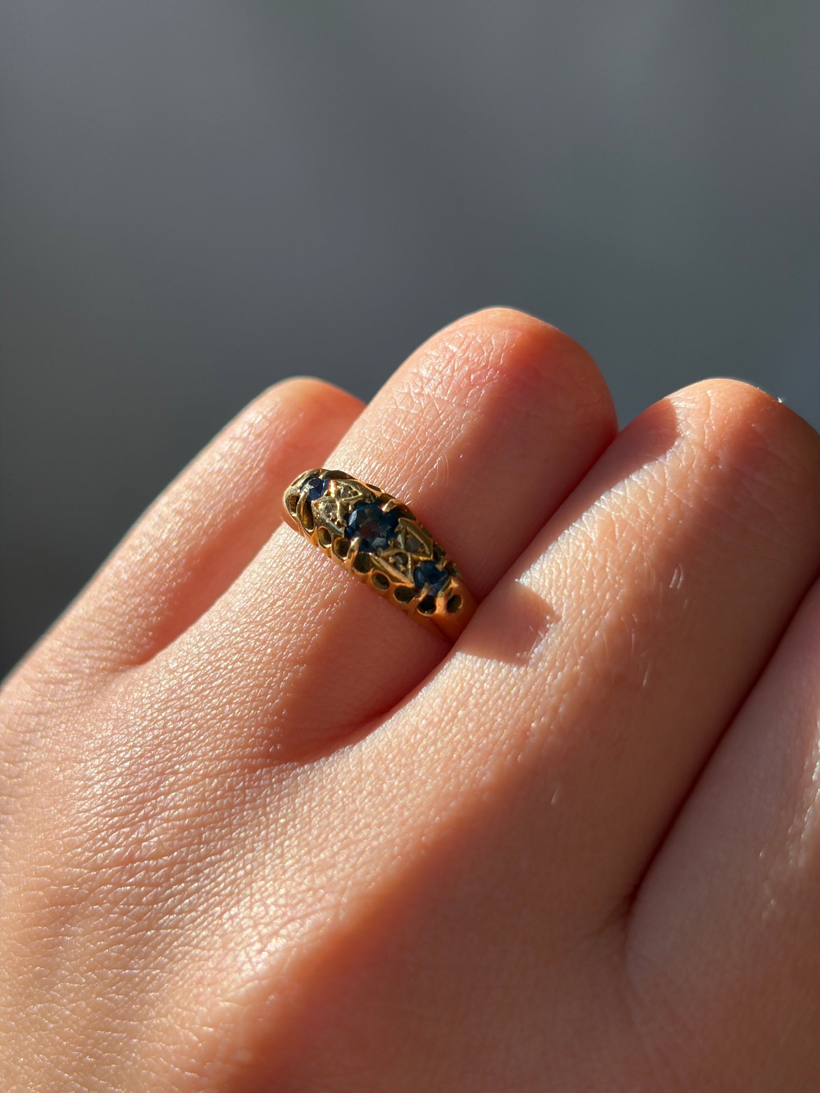 ANTIQUE C.1923 18CT YELLOW GOLD SAPPHIRE AND DIAMOND 5 STONE RING - 9
