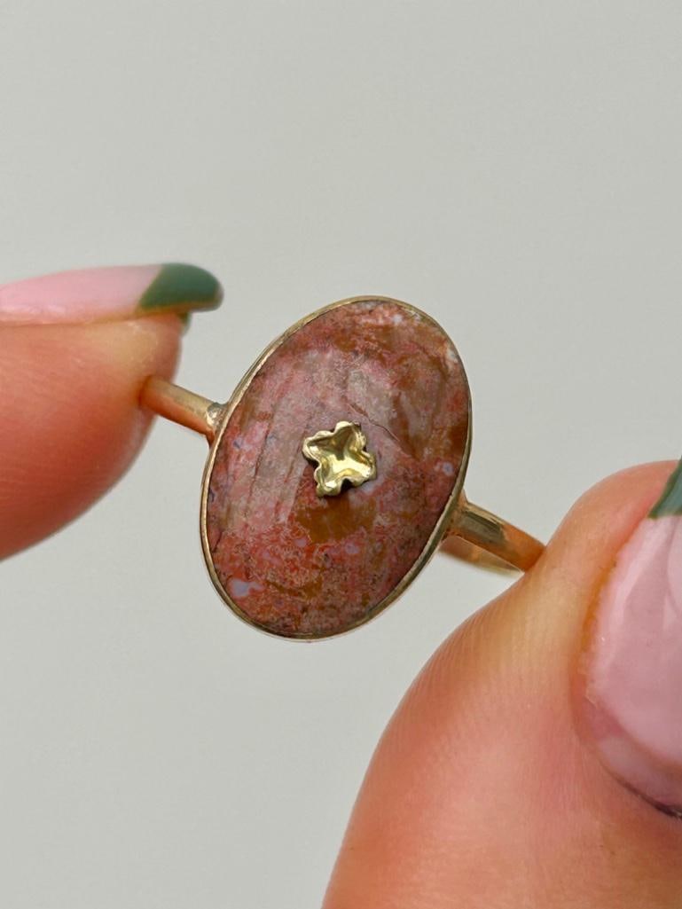 Antique Yellow Gold Agate Signet Ring: Antique Yellow Gold Agate Signet Ring gorgeous agate stone ring Measurements: Ring size P1/2 head of ring 16mm x 11mm weight 2.13g materials: yellow gold & agate