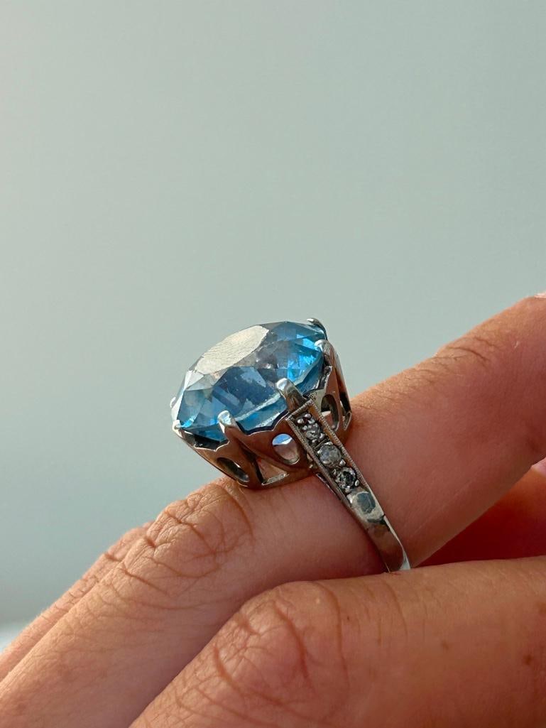Huge blue topaz and diamond 14ct gold cocktail ring - 8