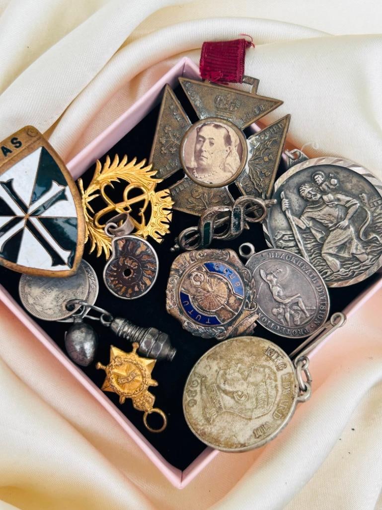 Antique and Vintage Large Mixed Jewellery Lot inc Medals: Antique and Vintage Large Mixed Jewellery Lot inc Medals charming mixed lot 