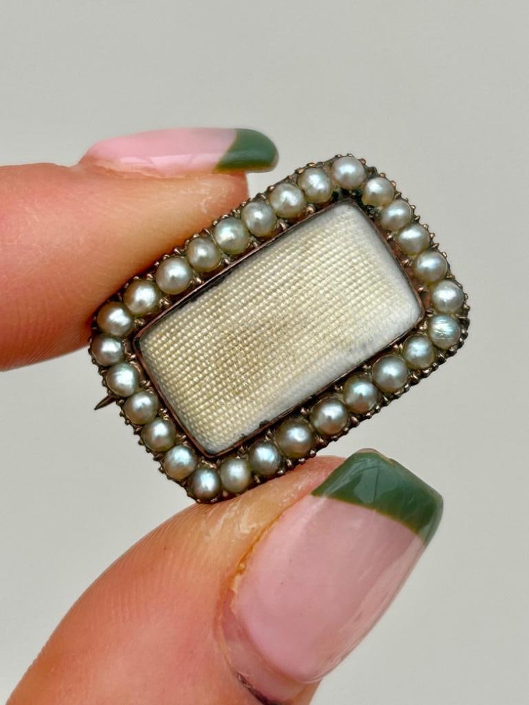 Georgian Pearl Halo Locket Front Gold Brooch: Georgian pearl halo brooch charming antique brooch measurements length 24mm width 16mm weight 4.25g condition: see photos office use: /