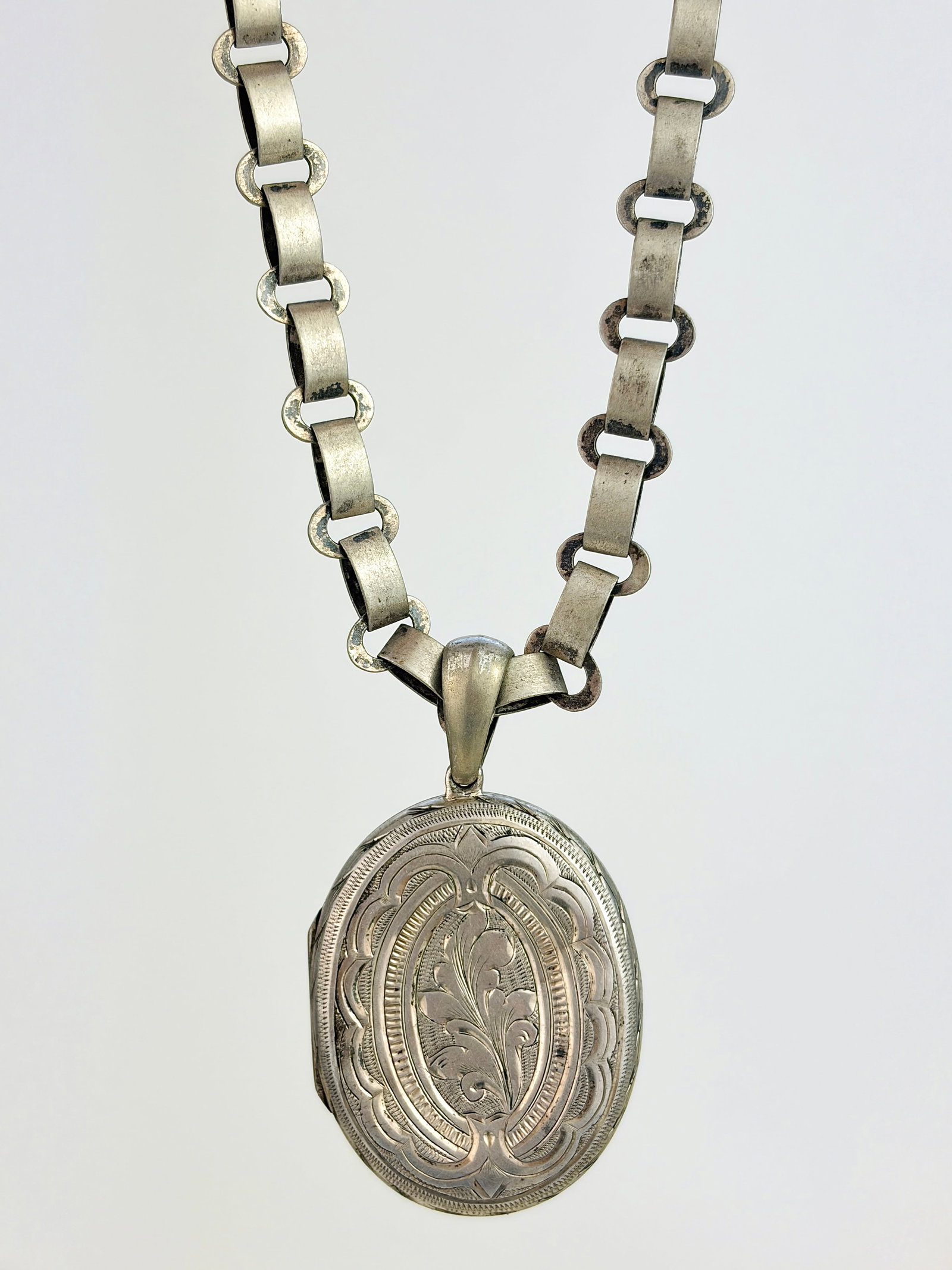 ANTIQUE SILVER CHAIN WITH OPENING LOCKET PENDANT/NECKLACE (1 of 6)