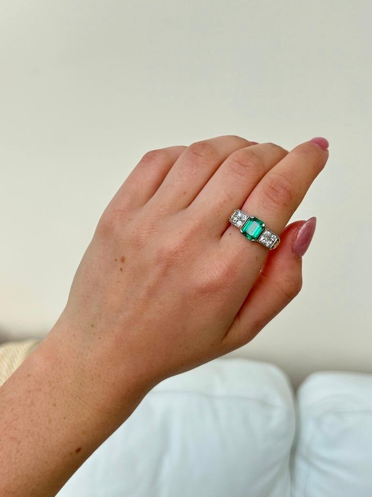 Chunky 15ct Gold Green Spinel and Diamond Ring - 3