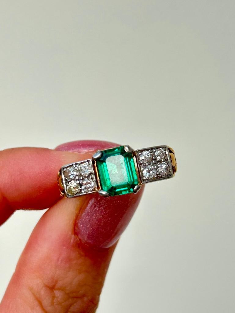 Chunky 15ct Gold Green Spinel and Diamond Ring - 4