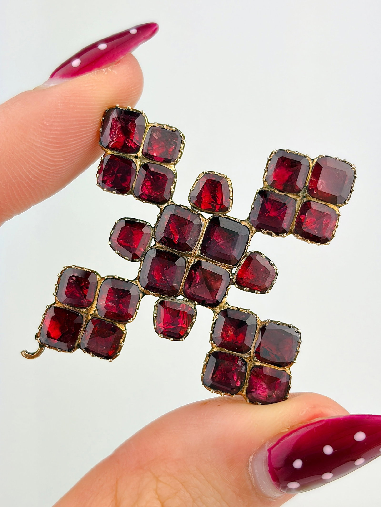 LARGE ANTIQUE GEORGIAN ERA FLAT CUT GARNET CROSS BROOCH in GOLD: LARGE ANTIQUE GEORGIAN ERA FLAT CUT GARNET CROSS BROOCH Stunningly sparkly closed back flat cut garnet stones! Weight: 6.41g Size: 45x41mm Materials: Gold Hallmarks: None present 
