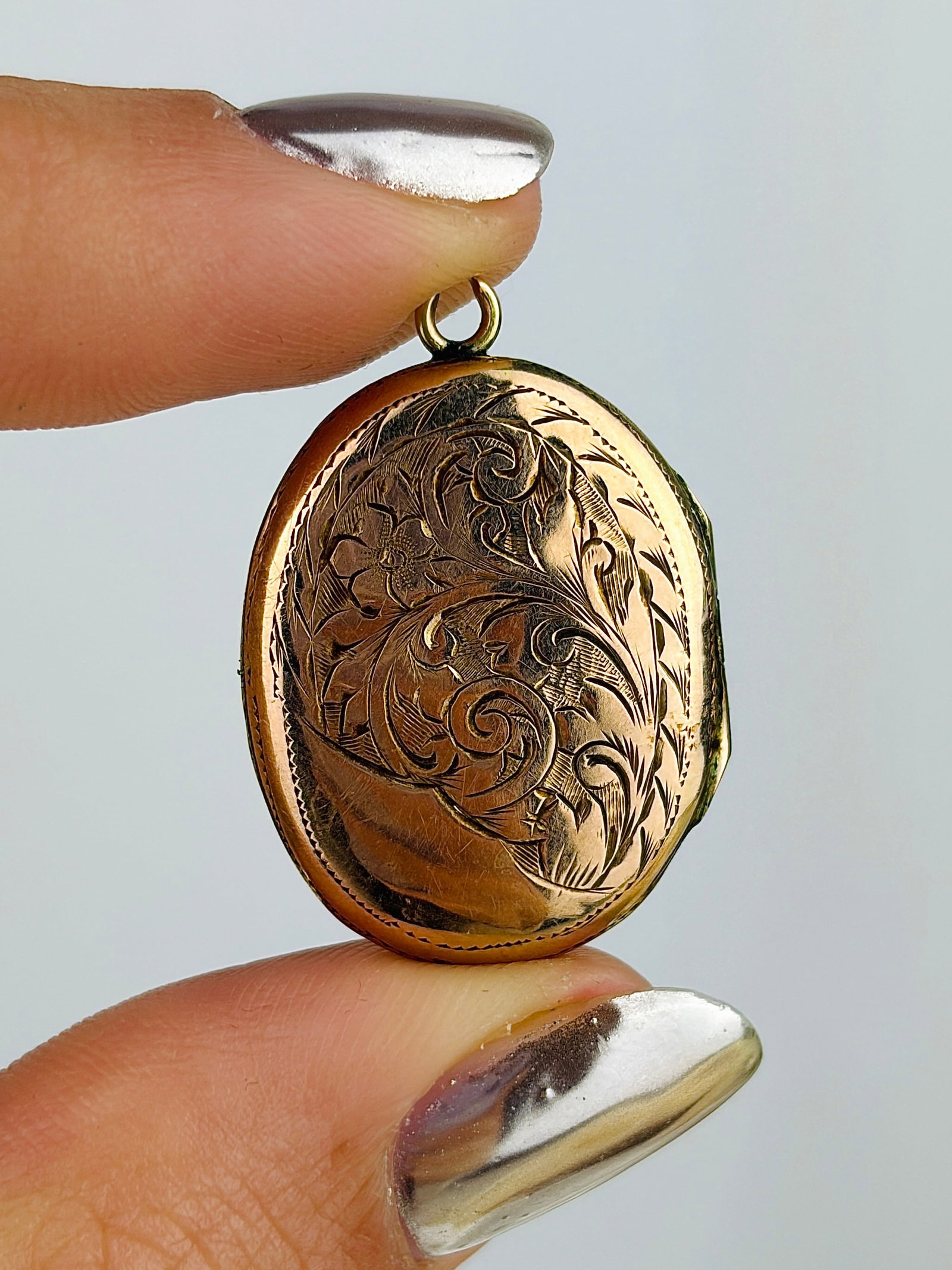 Antique 9ct Gold Flower and Swirl Engraved Front and Back Locket Pendant: Antique 9ct Gold Flower and Swirl Engraved Front and Back Locket Pendant