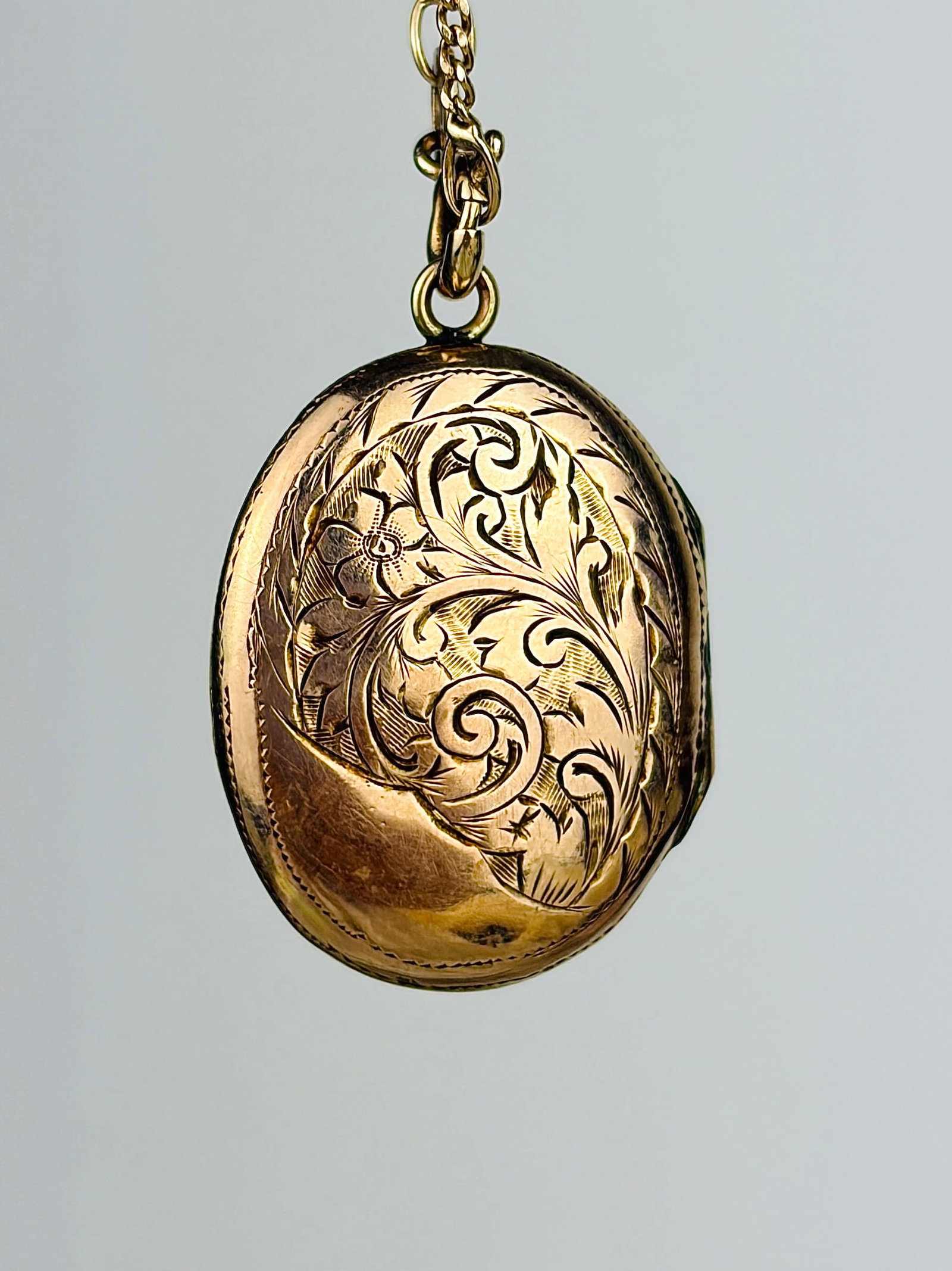 Antique 9ct Gold Flower and Swirl Engraved Front and Back Locket Pendant - 5