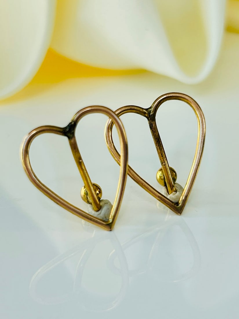 Antique 9ct Gold Heart Clips: Antique 9ct Gold Heart Clips Weight: 2.34g Size: 19x17mm Materials: 9ct gold Condition: The overall condition is very good Office use: /