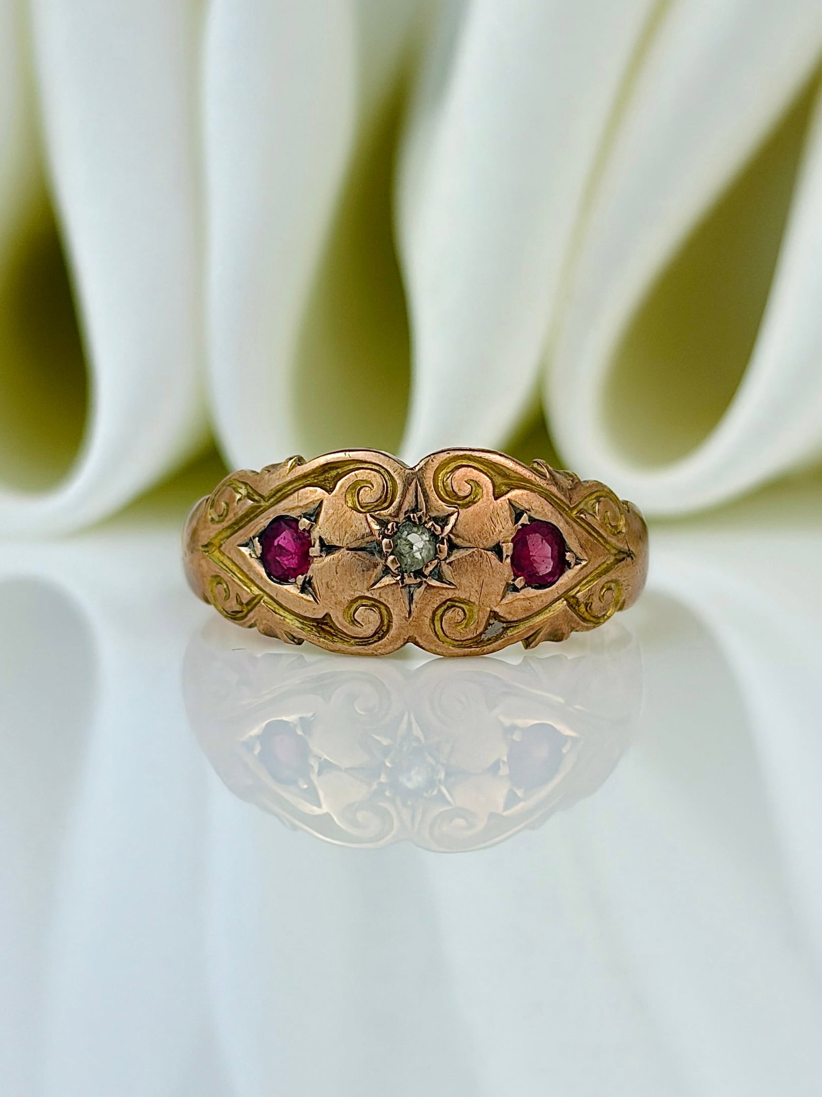 vintage 9ct yellow gold ruby and diamond 3 stone star ring: vintage 9ct yellow gold ruby and diamond 3 stone star ring Lovely details! Weight: 2.18g Size: UK N, US 7, Width 8mm, height off finger 2mm Materials: 9ct gold Hallmarks: c.1908, 9ct,