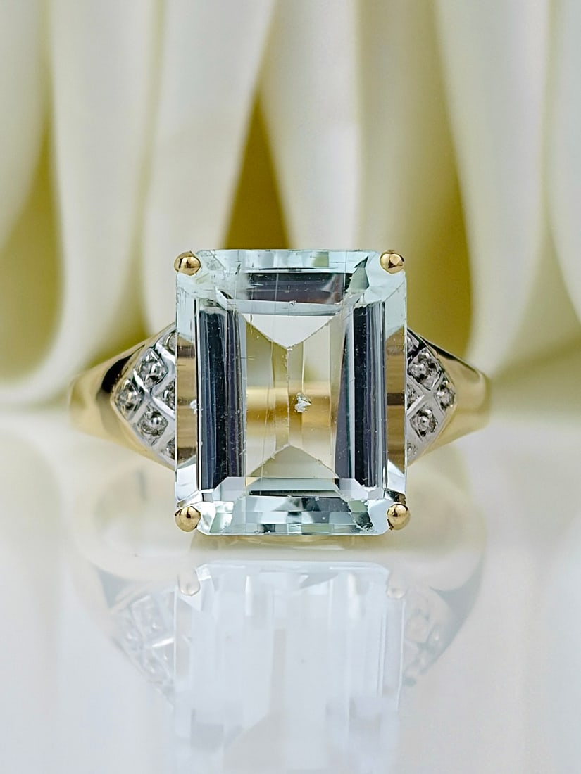 CHUNKY 14CT YELLOW GOLD AQUAMARINE AND DIAMOND RING: CHUNKY 14CT YELLOW GOLD AQUAMARINE AND DIAMOND RING AQUAMARINE - 5.29CT Weight: 5g Size: UK N, US 7, Face of ring 11x9mm, height off finger 6mm Materials: 14ct gold Hallmarks: