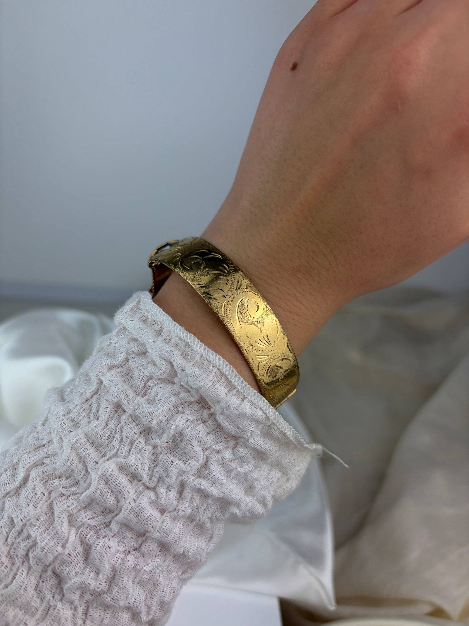 CHUNKY VINTAGE ROLLED GOLD BANGLE - SWIRL DESIGN - 5