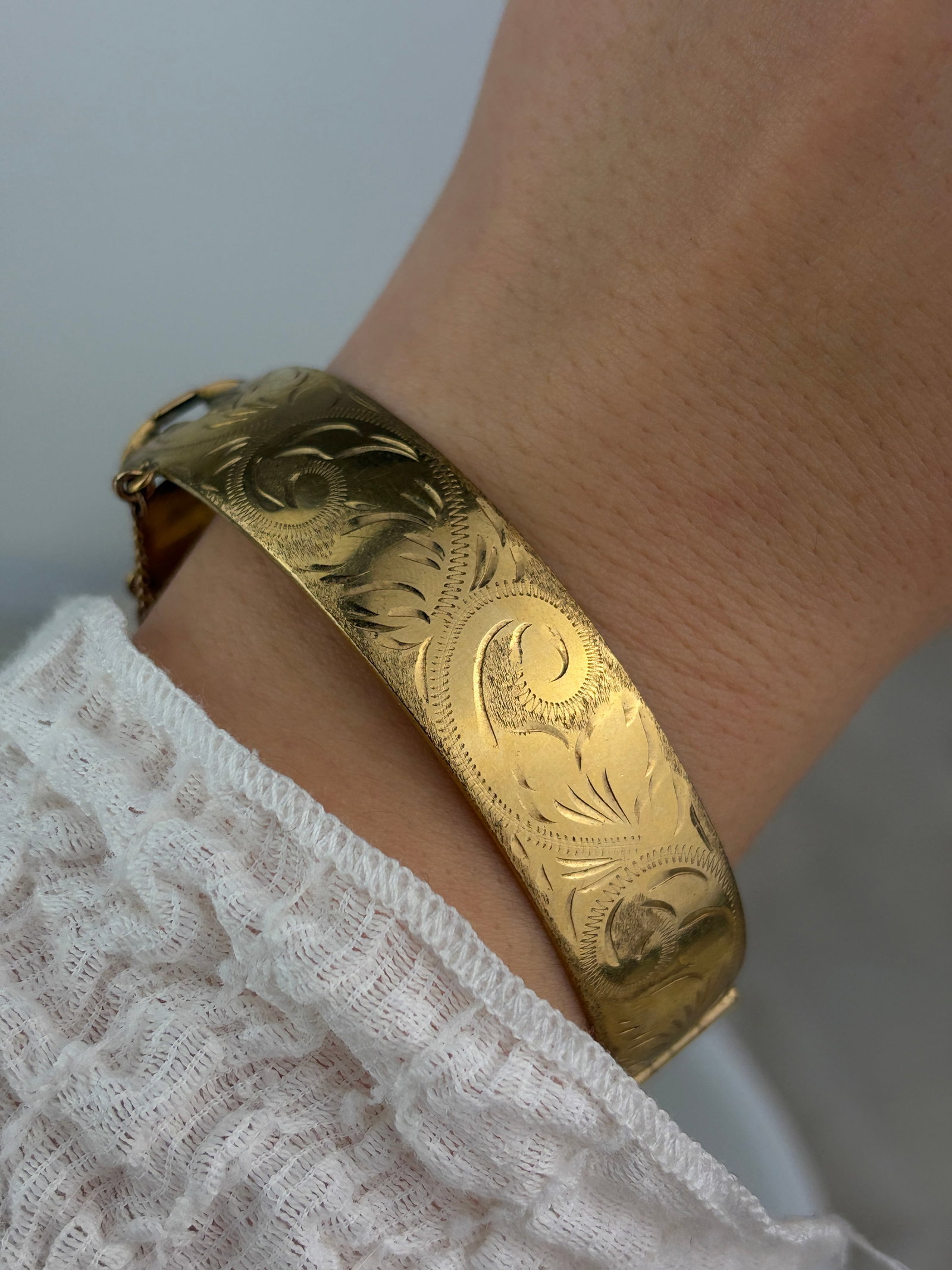 CHUNKY VINTAGE ROLLED GOLD BANGLE - SWIRL DESIGN - 6