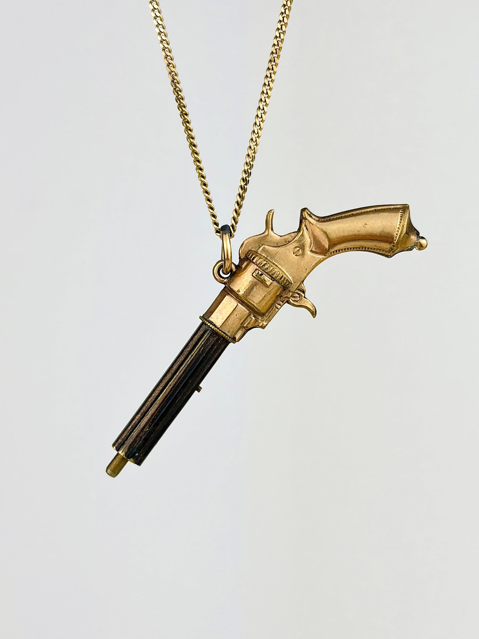 AMAZING GOLD PISTOL SHAPED PROPELLING PENCIL PENDANT: AMAZING GOLD PISTOL SHAPED PROPELLING PENCIL PENDANT Such a cool pendant! Weight: 3.37g Size: 23x51mm Materials: Gold Hallmarks: None present Condition: Very good overall condition. Some
