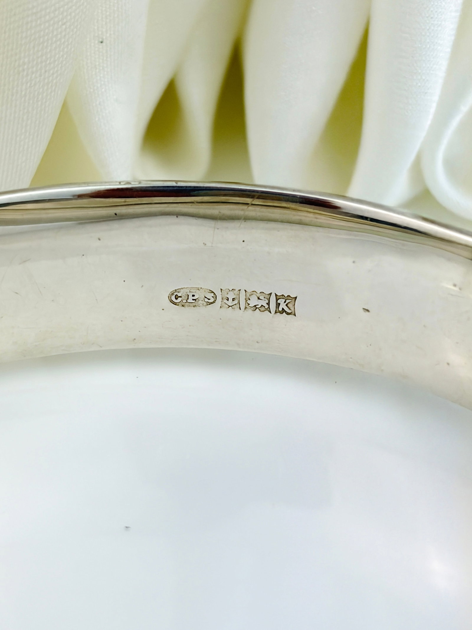 VINTAGE C.1959 SILVER SWIRL DETAIL BANGLE BRACELET - 2