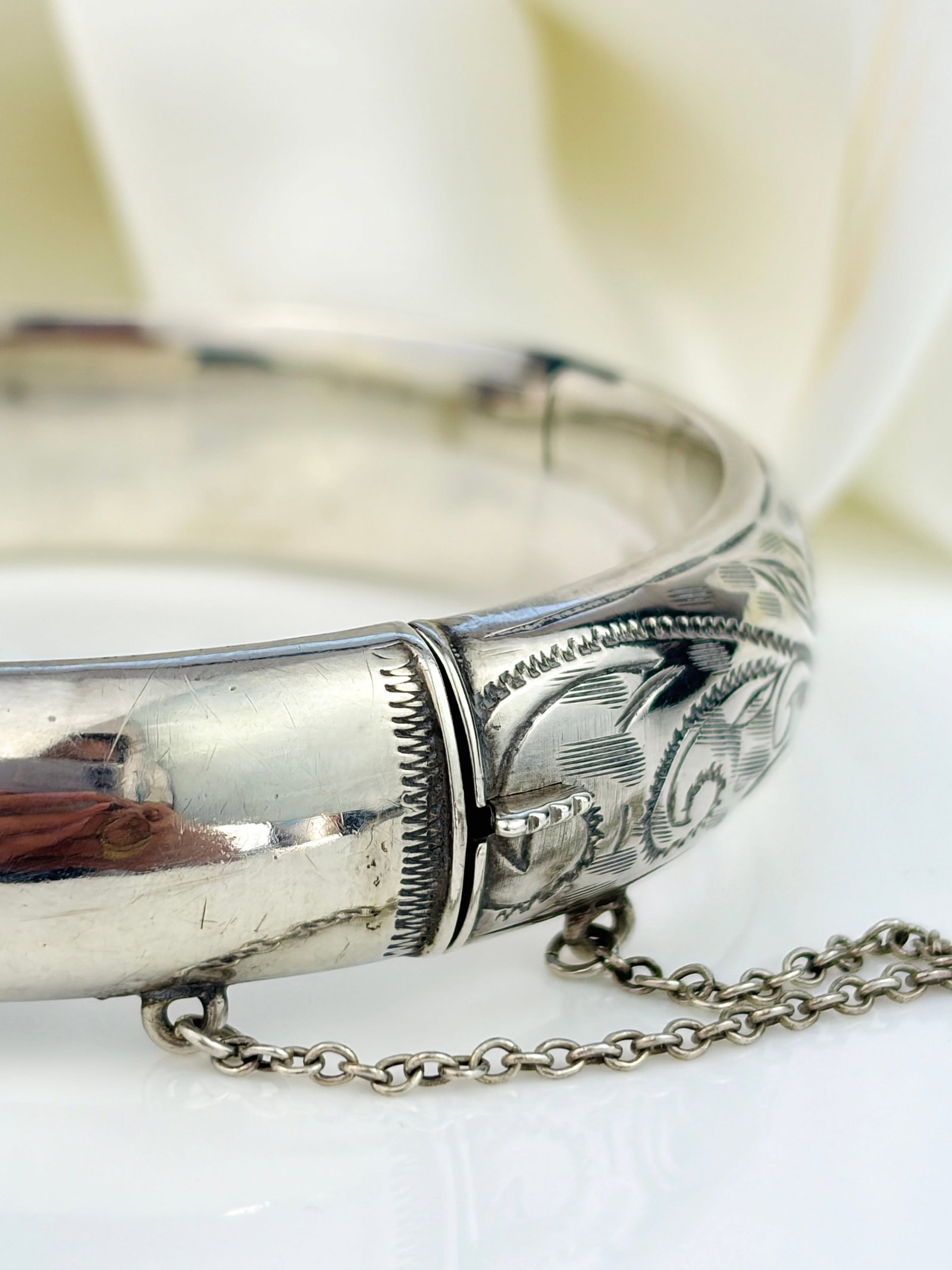 VINTAGE C.1959 SILVER SWIRL DETAIL BANGLE BRACELET - 3