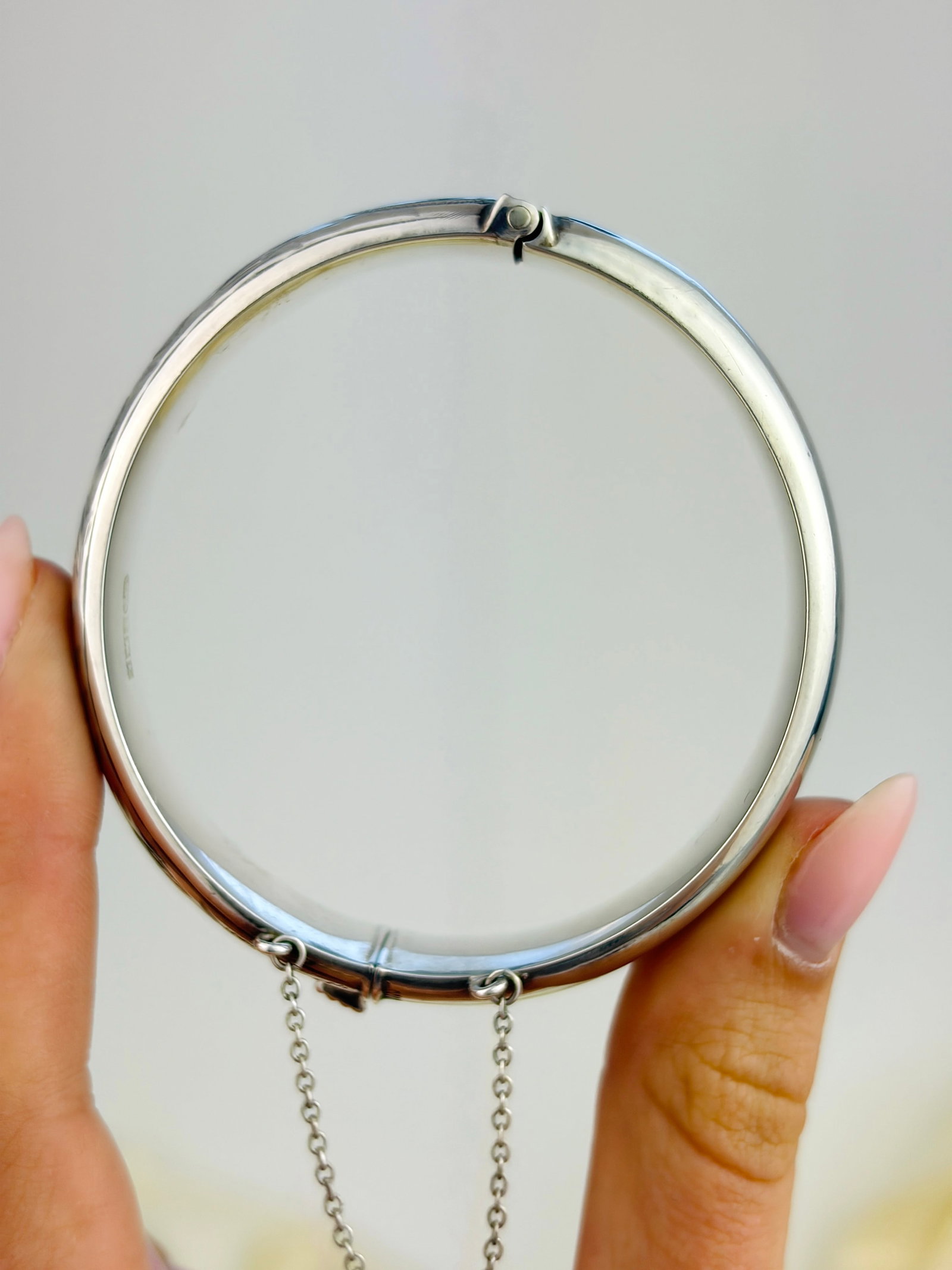 VINTAGE C.1959 SILVER SWIRL DETAIL BANGLE BRACELET - 4
