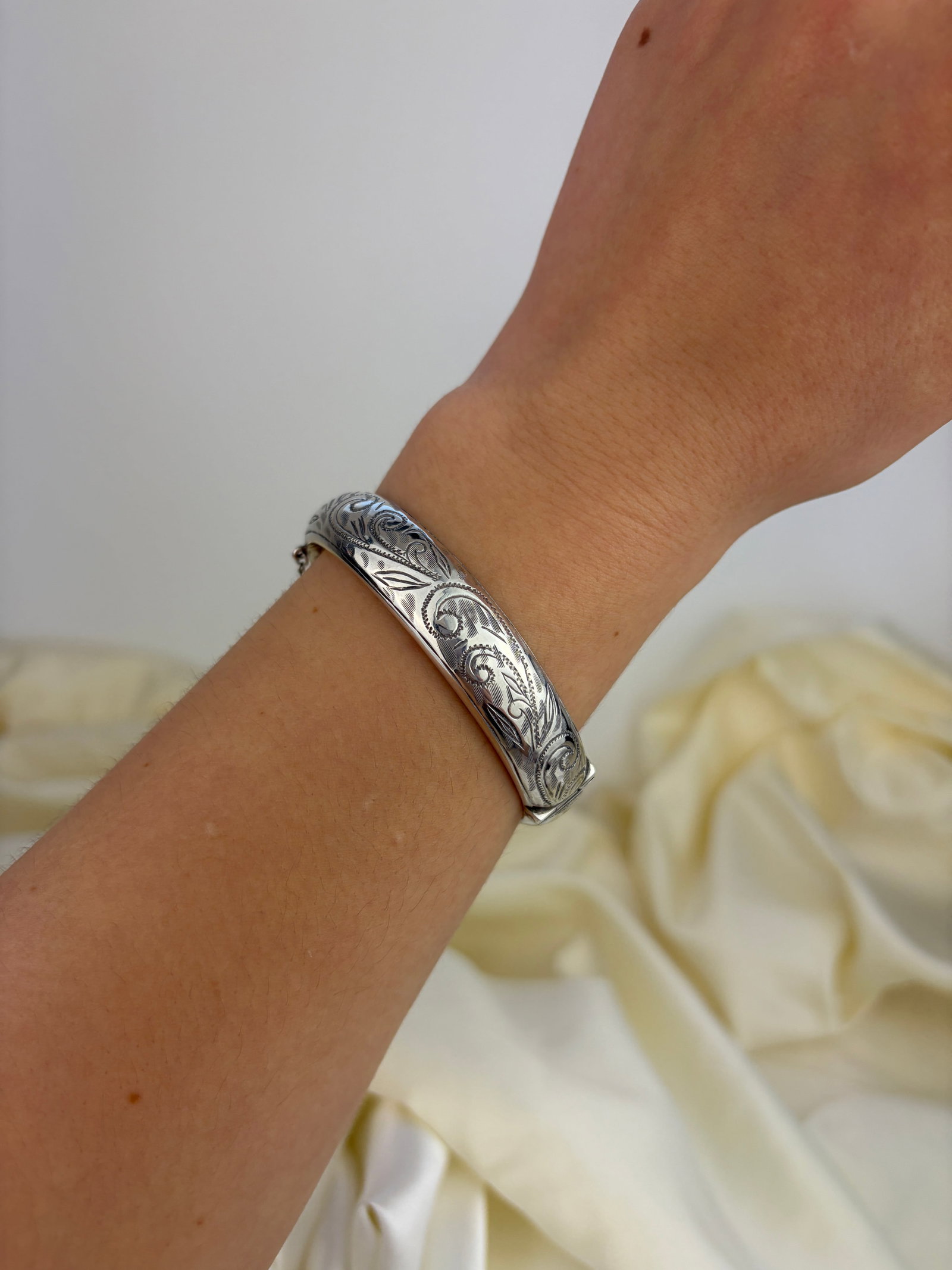 VINTAGE C.1959 SILVER SWIRL DETAIL BANGLE BRACELET - 5
