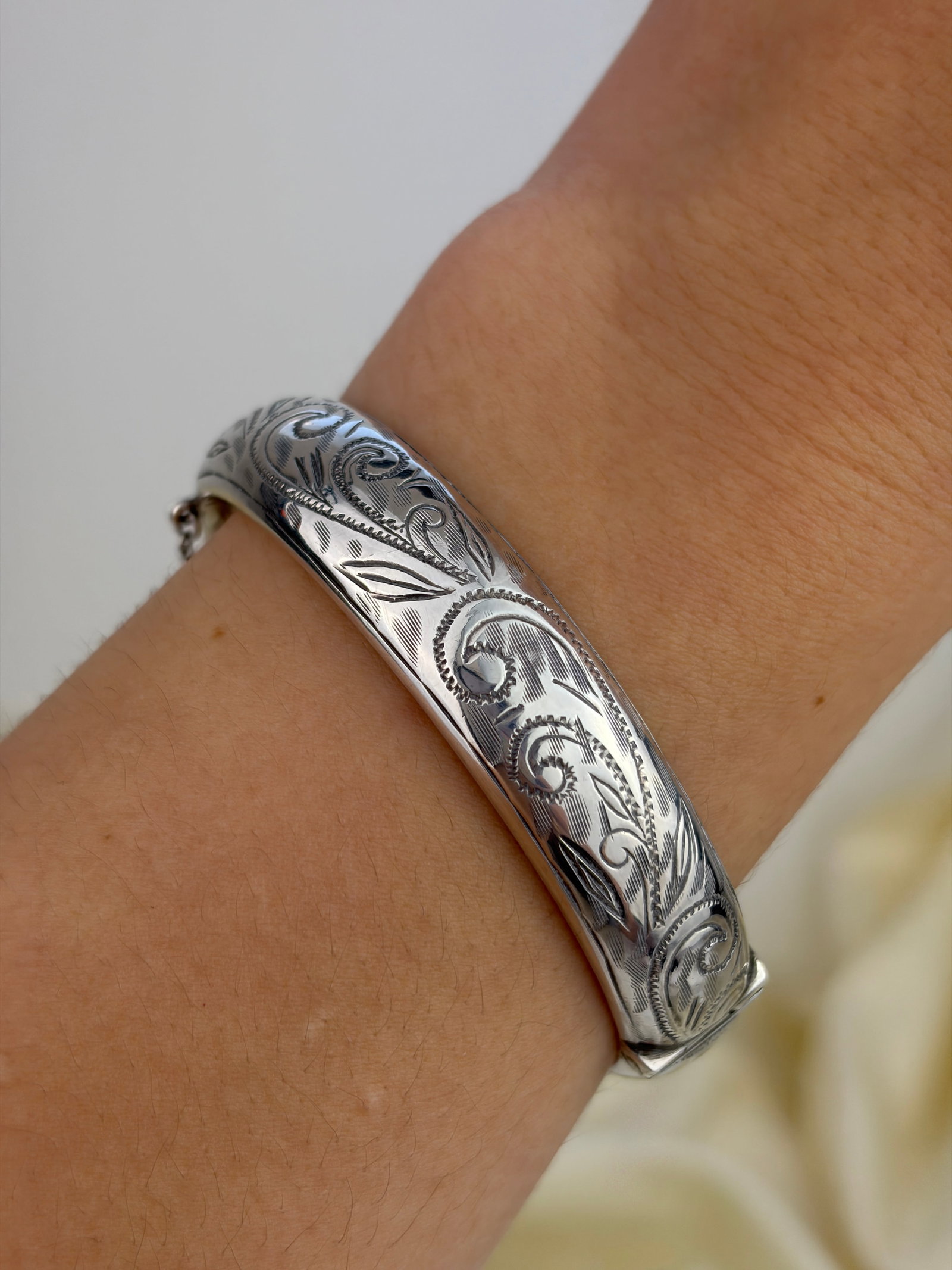 VINTAGE C.1959 SILVER SWIRL DETAIL BANGLE BRACELET - 6