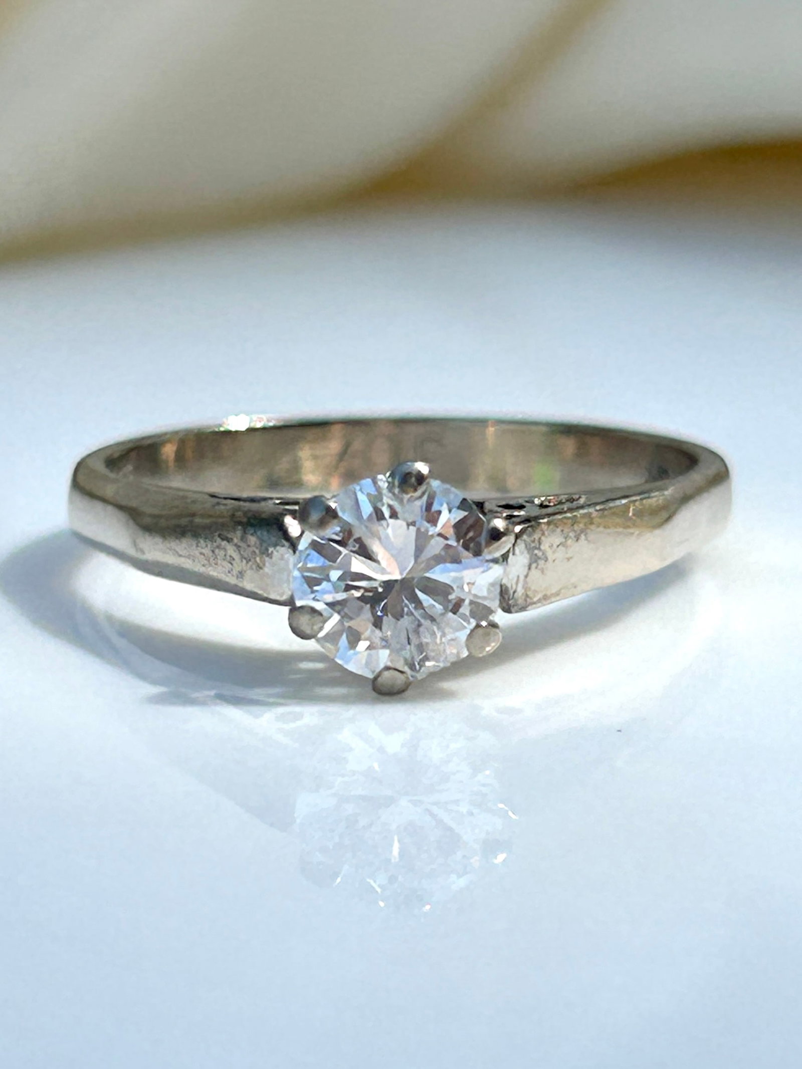 CHUNKY 18CT GOLD DIAMOND SOLITAIRE / ENGAGEMENT RING APPROX 65PTS: CHUNKY 18CT GOLD DIAMOND SOLITAIRE / ENGAGEMENT RING APPROX 65PTS BRIGHT CLEAN DIAMOND MEASURING APPROX 65 PTS WEIGHT : 3.00G RING SIZE UK M / USA 6.5 OFFICE USE ONLY : DSZ 