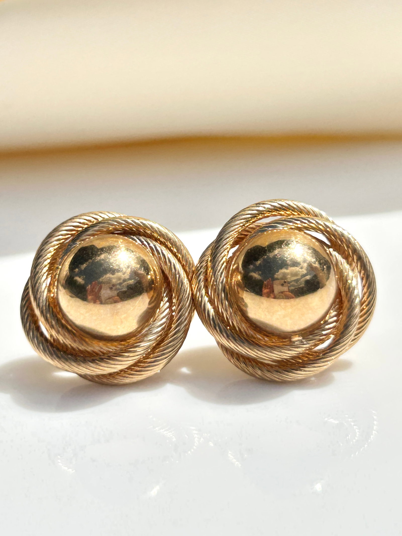 Large vintage 9ct yellow gold stud style earrings: Large vintage 9ct yellow gold stud style earrings Statement earrings weight 4.38 g 2cm across hallmarked office use only dzz 
