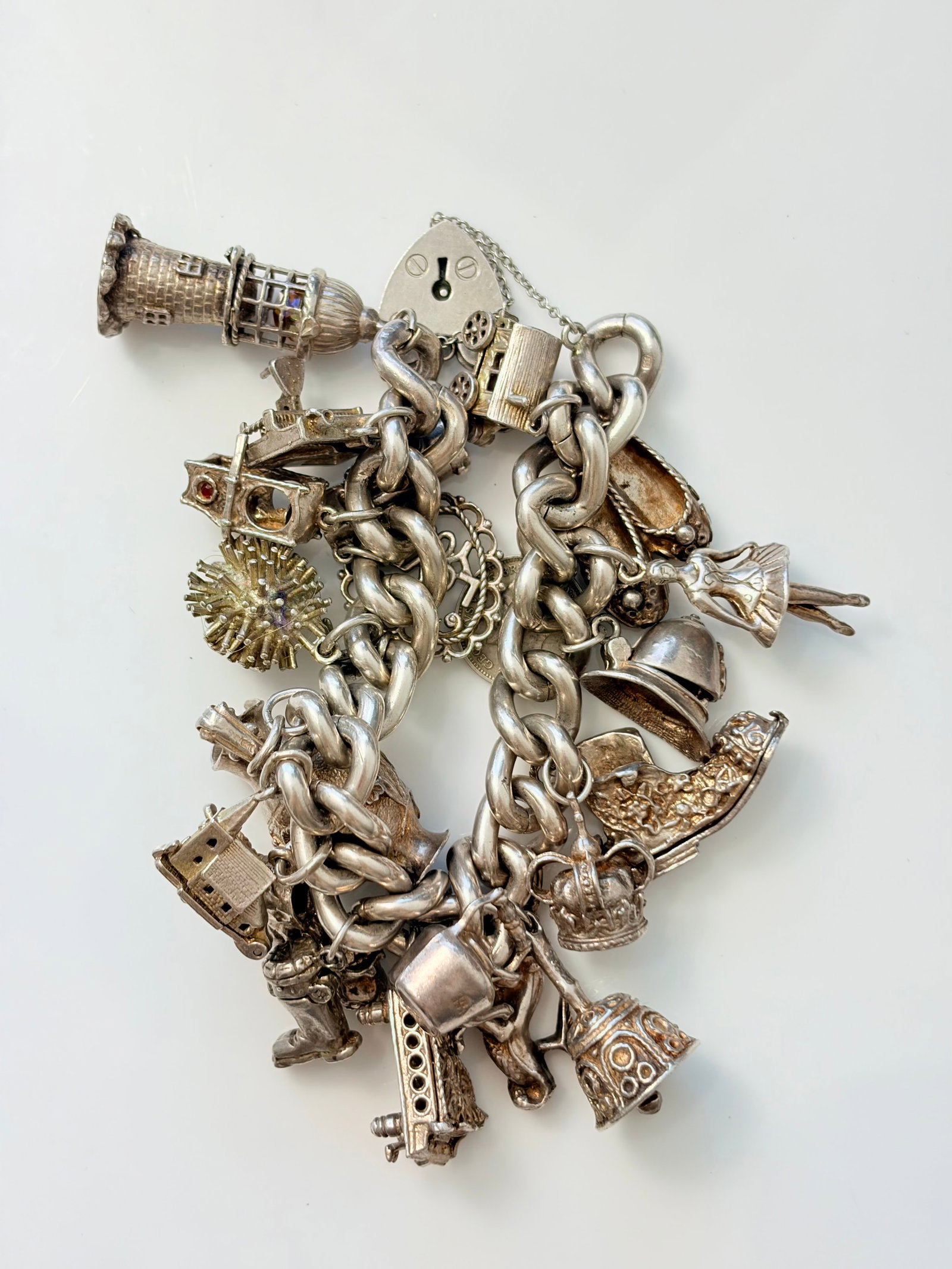 MIXED LOT- CHUNKY SILVER CHARM BRACELET: MIXED LOT- CHUNKY SILVER CHARM BRACELET SIZE- 19CM WEIGHT- 144.45G USZ