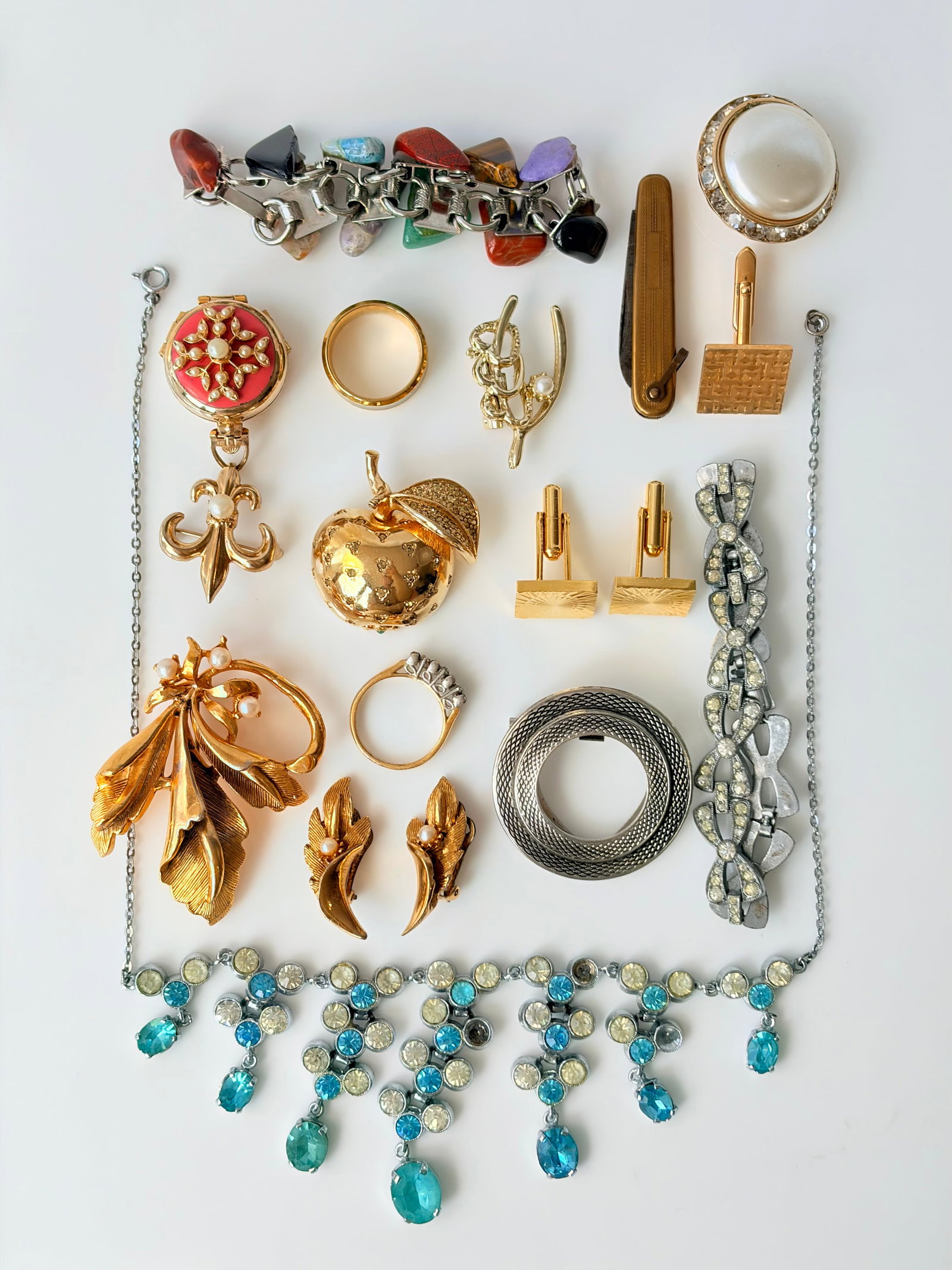 MIXED LOT - NETTIE ROSENSTEIN APPLE BROOCH + HOLLYWOOD SUITE ETC: MIXED LOT - NETTIE ROSENSTEIN APPLE BROOCH + HOLLYWOOD SUITE ETC