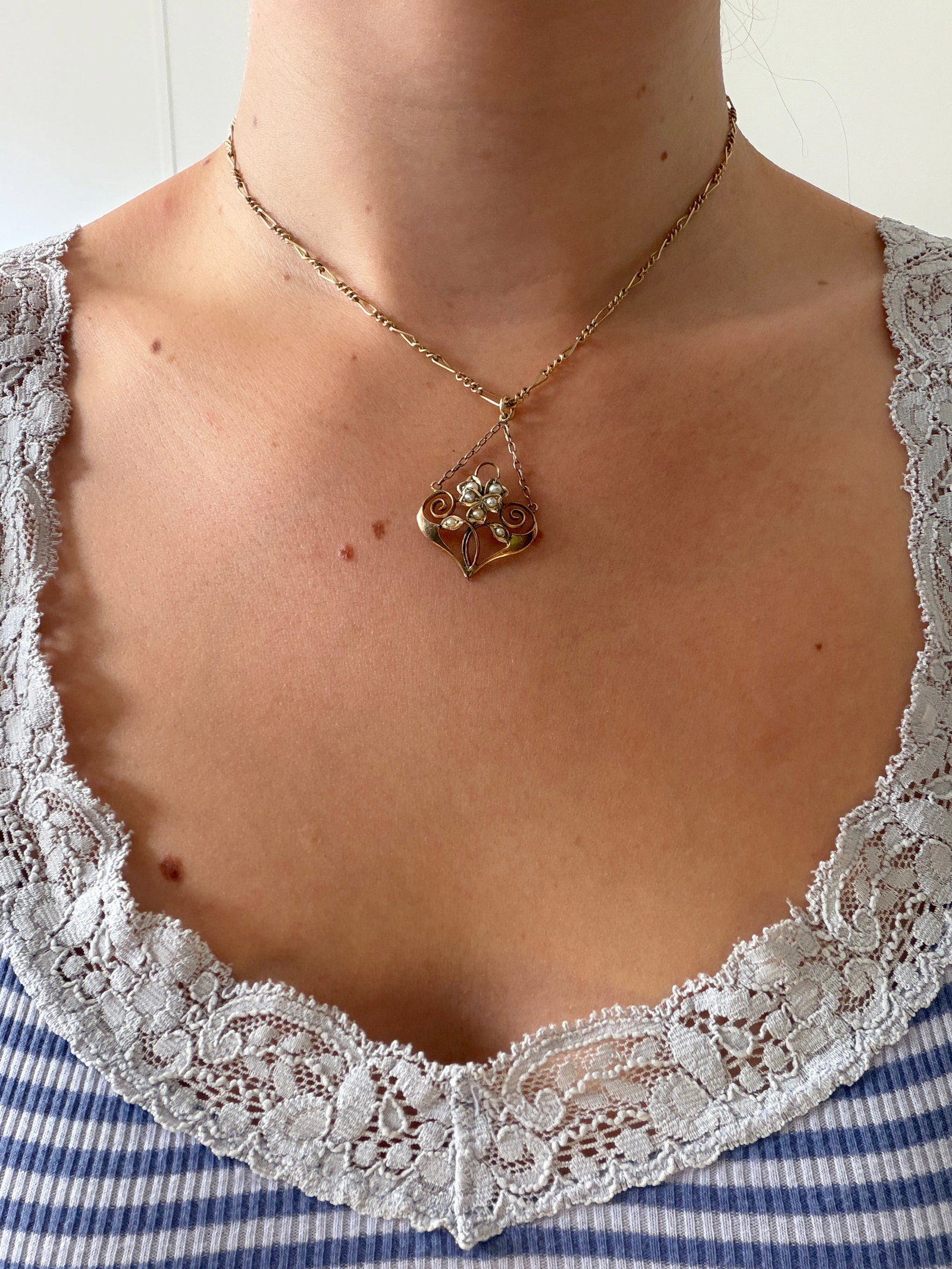 ANTIQUE 9CT GOLD PEARL ORNATE PENDANT ON GOLD FIGARO CHAIN - 6