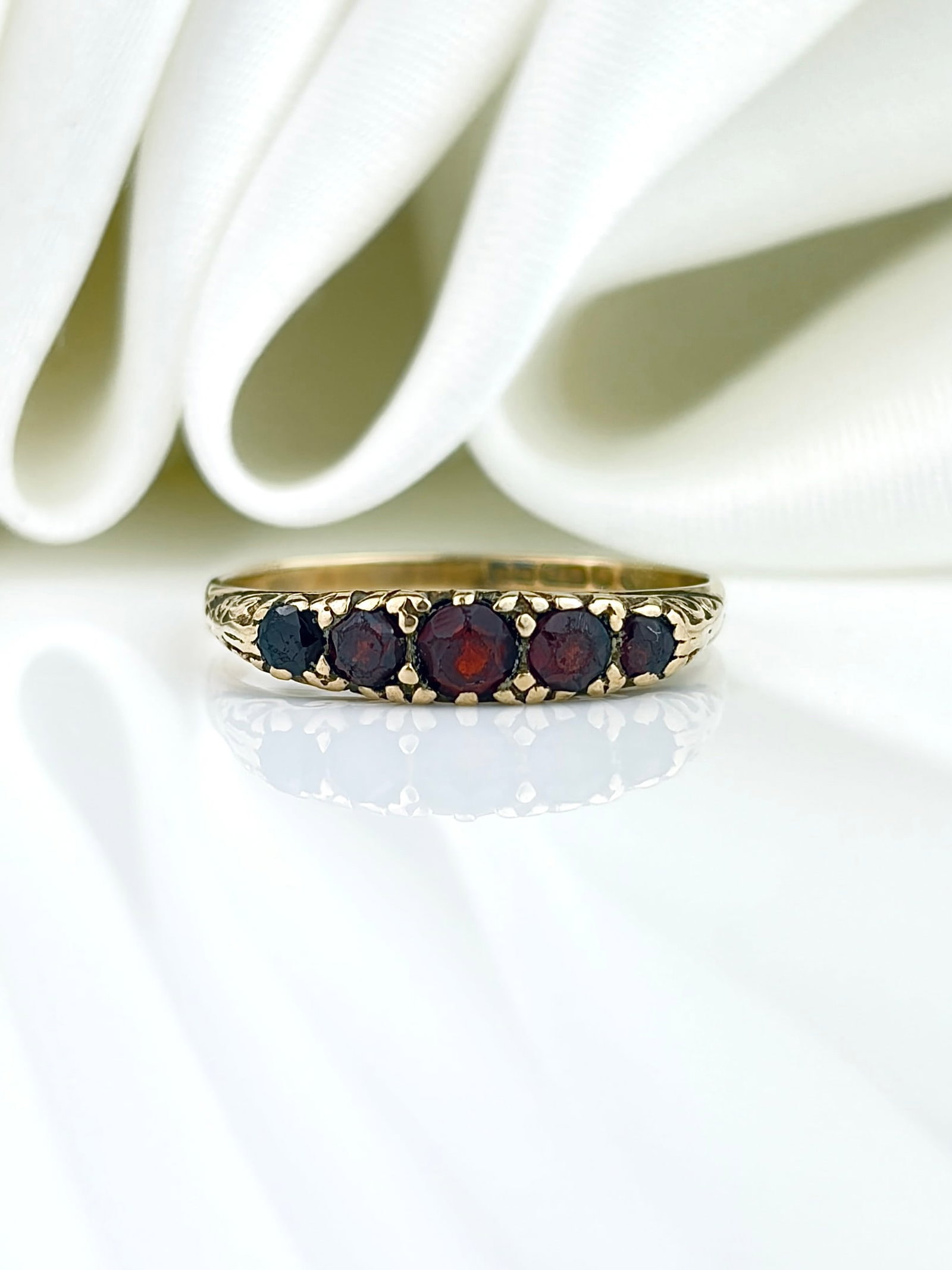 ANTIQUE 9CT YELLOW GOLD GARNET 5 STONE RING (1 of 9)