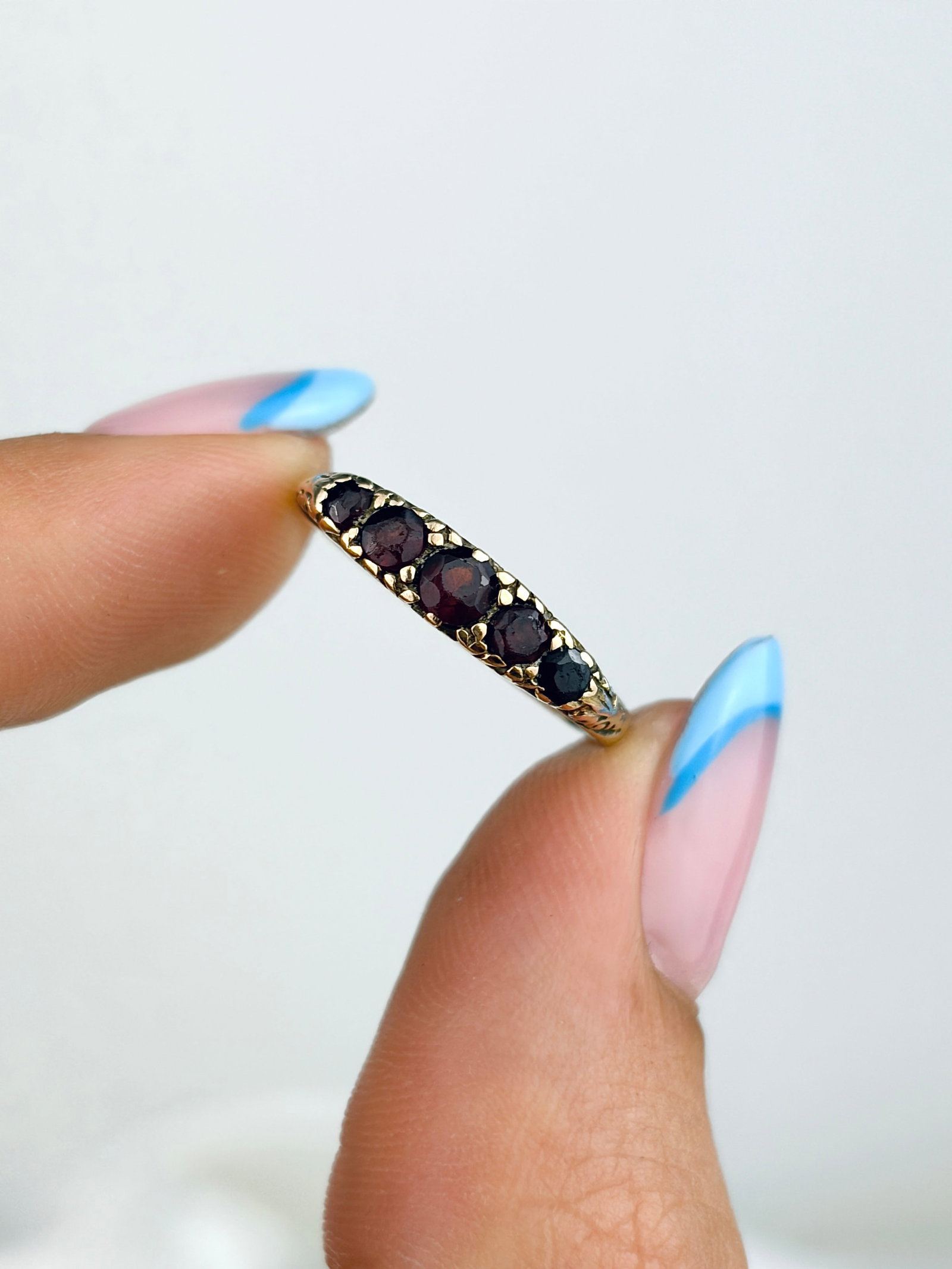 ANTIQUE 9CT YELLOW GOLD GARNET 5 STONE RING - 5