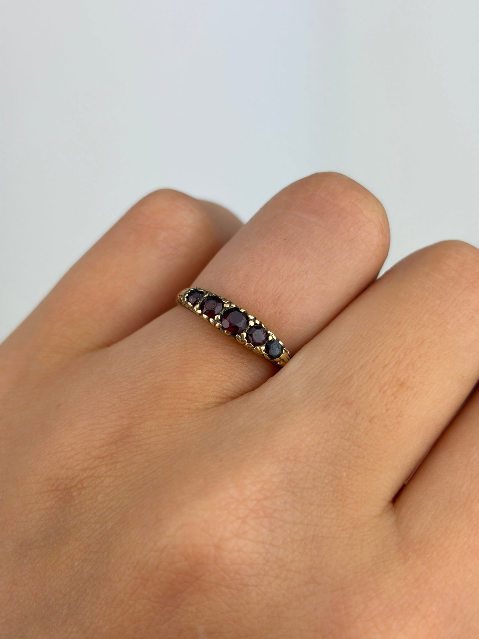 ANTIQUE 9CT YELLOW GOLD GARNET 5 STONE RING - 8