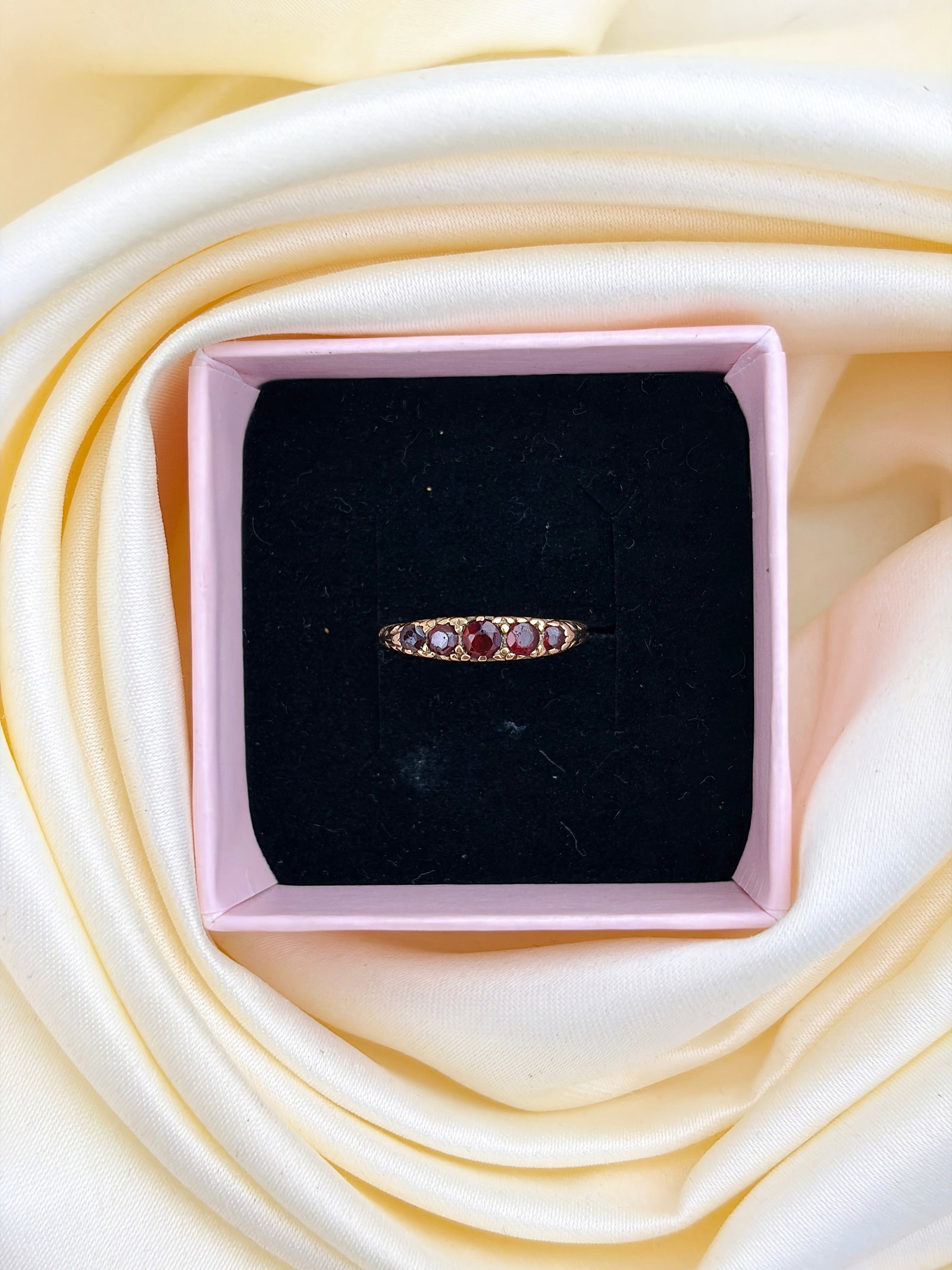 ANTIQUE 9CT YELLOW GOLD GARNET 5 STONE RING - 9